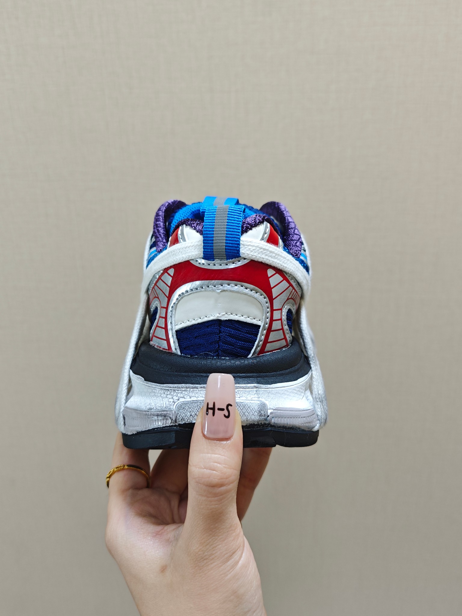 图片[5]-BALENCIAGA巴黎世家新款蜘蛛侠绑带设计儿童老爹鞋 尺码：26-37码❤️ 它的鞋底柔软且弹性十足，非常适合孩子们活泼好动的天性，同时也能保护好小脚丫，让他们在奔跑跳跃时更加自如。这款童鞋不仅外观时尚，功能性强，更是孩子们展现个性的不错选择。👍 面料采用运动鞋网布材料和聚氨酯，鞋头边缘和后帮采用磨损做旧效果！✌️-选品中心