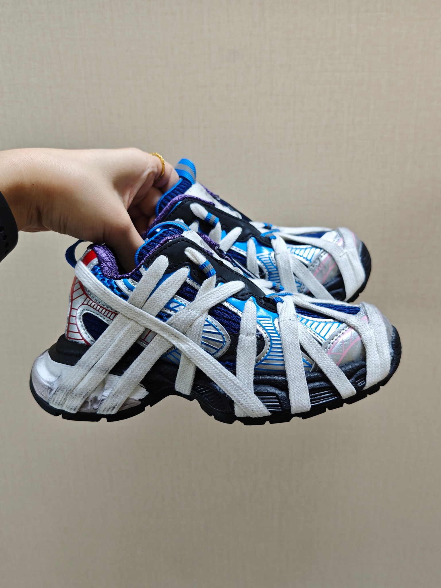 图片[8]-BALENCIAGA巴黎世家新款蜘蛛侠绑带设计儿童老爹鞋 尺码：26-37码❤️ 它的鞋底柔软且弹性十足，非常适合孩子们活泼好动的天性，同时也能保护好小脚丫，让他们在奔跑跳跃时更加自如。这款童鞋不仅外观时尚，功能性强，更是孩子们展现个性的不错选择。👍 面料采用运动鞋网布材料和聚氨酯，鞋头边缘和后帮采用磨损做旧效果！✌️-选品中心