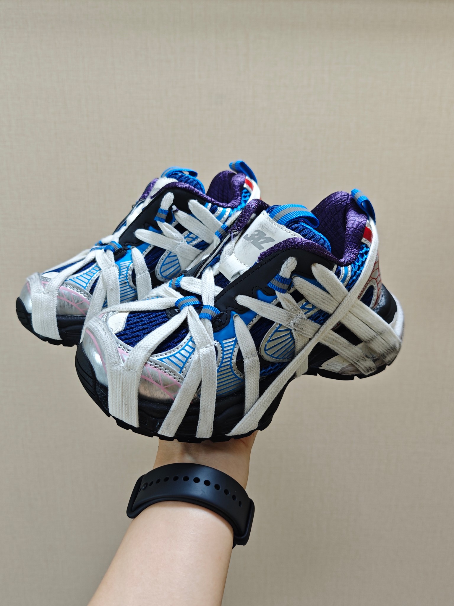 图片[7]-BALENCIAGA巴黎世家新款蜘蛛侠绑带设计儿童老爹鞋 尺码：26-37码❤️ 它的鞋底柔软且弹性十足，非常适合孩子们活泼好动的天性，同时也能保护好小脚丫，让他们在奔跑跳跃时更加自如。这款童鞋不仅外观时尚，功能性强，更是孩子们展现个性的不错选择。👍 面料采用运动鞋网布材料和聚氨酯，鞋头边缘和后帮采用磨损做旧效果！✌️-选品中心