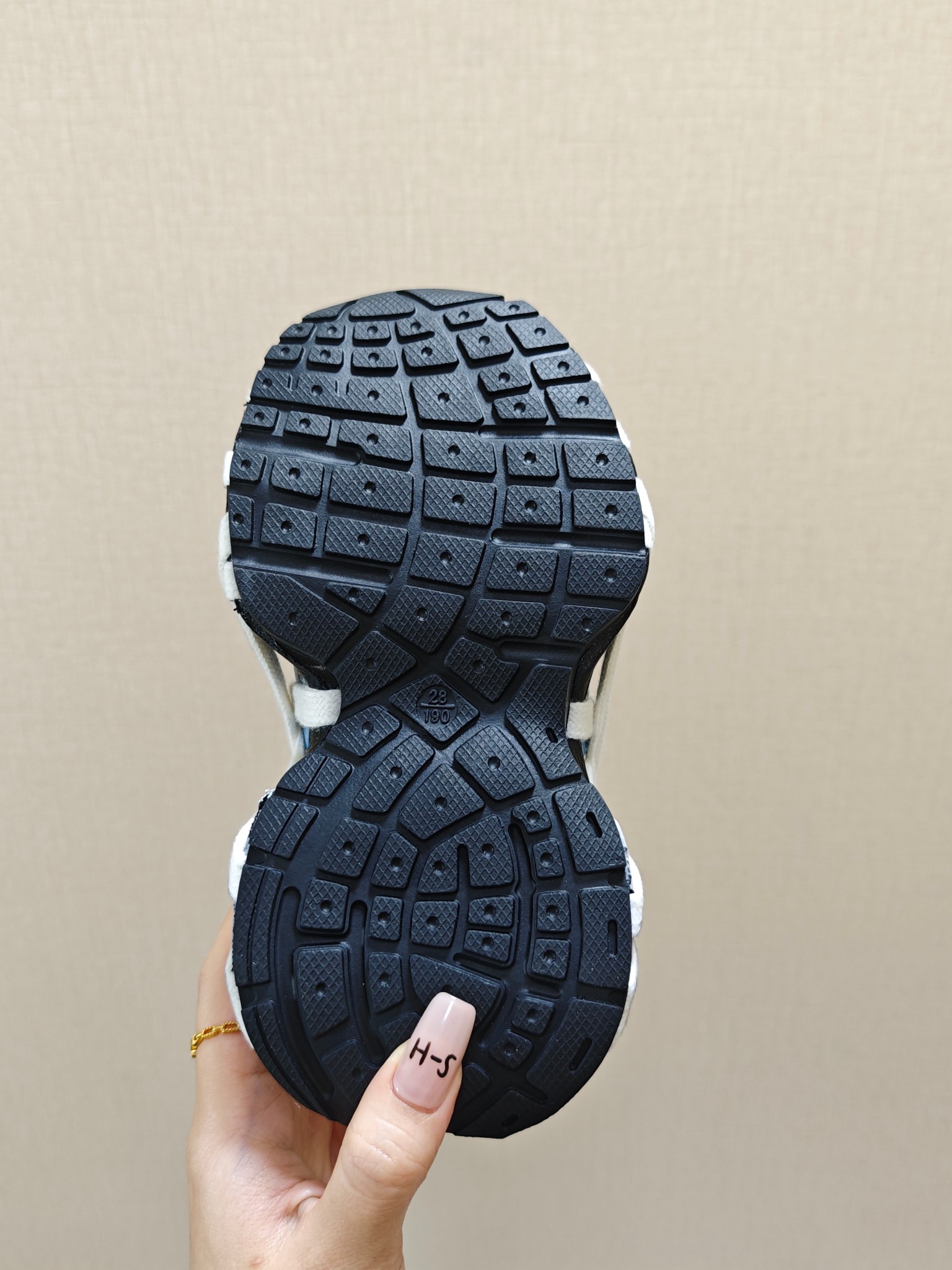 图片[6]-BALENCIAGA巴黎世家新款蜘蛛侠绑带设计儿童老爹鞋 尺码：26-37码❤️ 它的鞋底柔软且弹性十足，非常适合孩子们活泼好动的天性，同时也能保护好小脚丫，让他们在奔跑跳跃时更加自如。这款童鞋不仅外观时尚，功能性强，更是孩子们展现个性的不错选择。👍 面料采用运动鞋网布材料和聚氨酯，鞋头边缘和后帮采用磨损做旧效果！✌️-选品中心