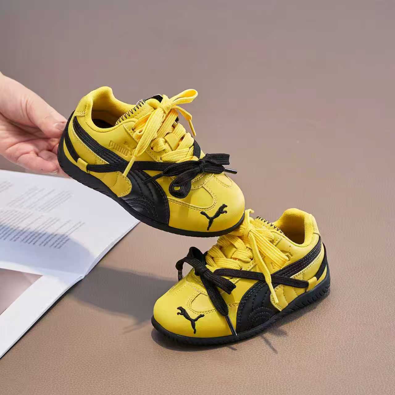 NO:575342,PUMA Speedcat ROSE co-branded strap Velcro children's shoes, comfortable and versatile retro casual shoes, racing children's shoes, thin-soled children's shoes, size 26-37 PUMA Speedca OG PUMA speed racing series low-cut moral training style stitching retro all-match casual sports racing shoes  The shoe model is based on the fireproof racing shoes worn by racers in the 1980s and 1990s. The lines of the shoe body imitate the streamlined silhouette of the racing car and reflect the aerodynamic principle of the structure. The simple and smooth appearance is perfectly integrated with the Formstrip Logo running through it, and it is visually detailed and coordinated. This Speedcat  The OG shoes are back, and the biggest attraction is that they naturally retain the narrow shoe shape and thin sole structure. In the past two years, the soles of various brands have become thicker and thicker, and Speedcat has gone in the opposite direction. The effect of almost no sole on the foot brings a refreshing visual experience. The upper is still made of breathable and soft leather material, and a large area is almost fully wrapped, giving the retro flavor more and more intense. The color matching will be  The most original black and red are brought back to pay tribute to the iconic uniforms of the F1 racing team. I believe that what you will notice most is the bold red color, which can instantly light up the overall look when put on your feet, standing out among the OOTD with sneakers as the core. The other black is a low-key tiger balm, which shows the trendy personality without overpowering the others. It is also the first choice for those who love simple style., Puma,19860909PUMA彪马 Speedcat ROSE联名绑带魔术贴童鞋舒适百搭复古休闲鞋赛车童鞋薄底童鞋 尺码 26-37 PUMA Speedca OG 彪马极速赛车系列低帮德训风拼接复古百搭休闲运动赛车鞋 鞋款从80、90年代赛车手所穿的防火赛车鞋为原型,鞋身线条模仿了赛车的流线廓形,体现了空气动力学原理的结构.简约流畅的外观,恰好又和贯穿其中的Formstrip Logo融合恰到好处,视觉上细节丰富且协调.本次Speedcat OG鞋款归来,最大看点自然式保留了窄版鞋型以及薄底构造.这两年各品牌鞋底越做越厚,Speedcat反其道而行之,上脚几乎无鞋底的效果带来耳目一新的视觉体验.鞋面依旧是以质感透气柔软皮革材质打造,并且大面积近乎全包裹的使用,复古味道也愈发浓烈.配色上更是将最原始的黑色和红色带回,向F1赛车队的标志性队服致敬.相信让各位一眼种草的更多是出挑的大红色,上脚即可瞬间点亮整体造型,在以球鞋为核心的OOTD中脱颖而出.而另一款黑色则是低调的万金油,彰显新潮个性的同时又不喧宾夺主,也是热爱简约系穿搭朋友的首选.,彪马,,Children's