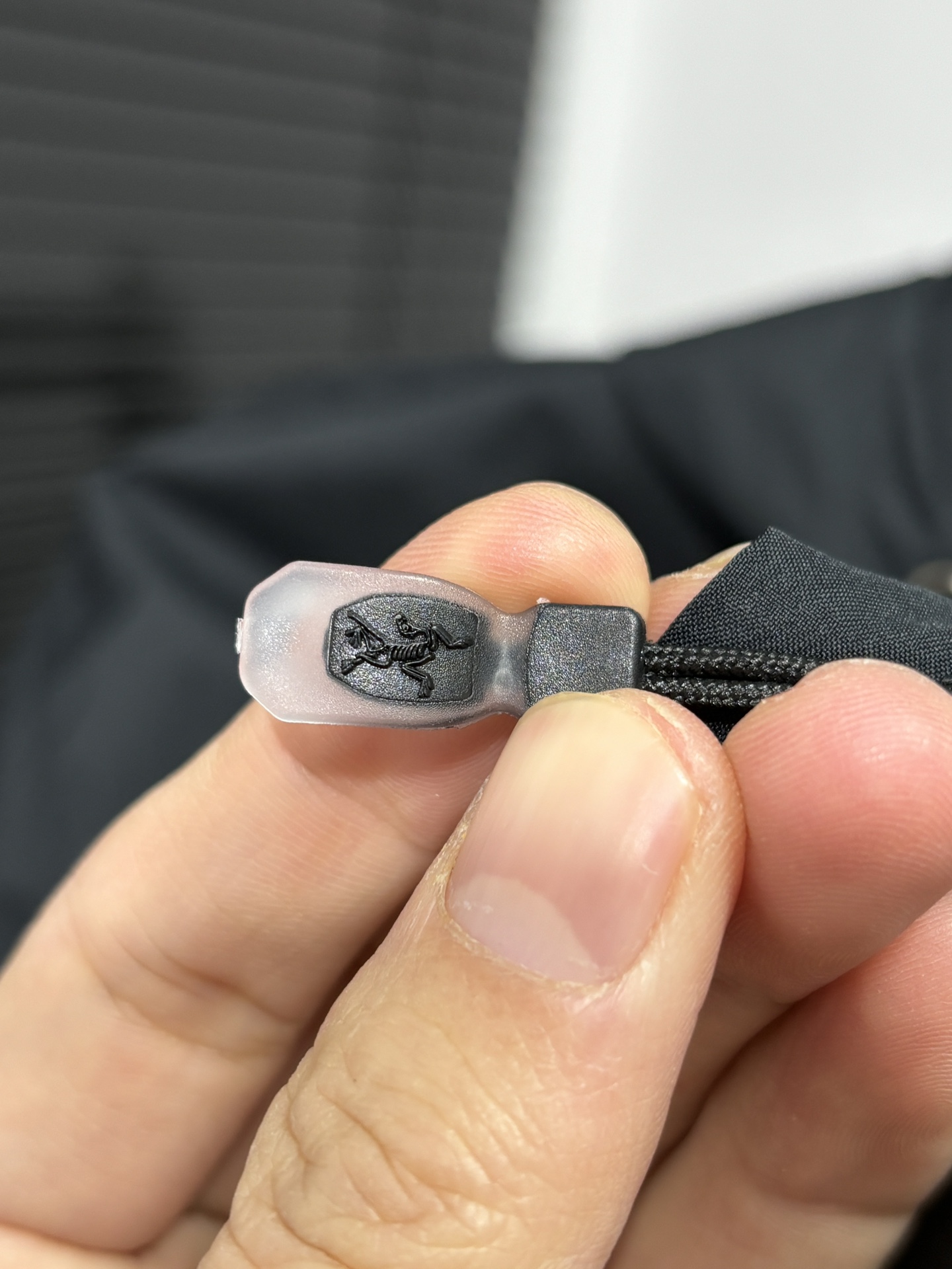 高标准选精品✨通版多擦亮👀区别市场垃级货💢同图不同价为版本不同 💰275
始祖鸟春季薄款风壳衣外套!胸前精致刺绣Logo!
独家爆款来袭Arcteryx始祖鸟薄款运动休闲男子外套夹克高端连帽户外上衣!网纱内衬!高端户外鸟家外套!复合聚酯纤维防水面料 !全刺绣工艺!定制原版始祖鸟防水拉链!全套刺绣辅料!三标齐全精选客供进口的功能性锦纶空气层面料纺织,轻奢,可以驾驭任何场合!全身多达十几处的拼接设计,3D立体剪裁使得上身有型有款好穿百搭,全部开模具一比一打造,细节处相当到位,拼接繁杂但整体效果干爽整洁,好货值得入手!
颜色:黑灰色
尺码表:M-3XL
尺码 衣长 胸围 肩宽 体重
M 72 110 46 100-120斤
L 73 114 47 120-140斤
XL 75 118 48 140-160斤
XXL 76 122 49 160-180斤
3XL 77 126 50 180-200斤