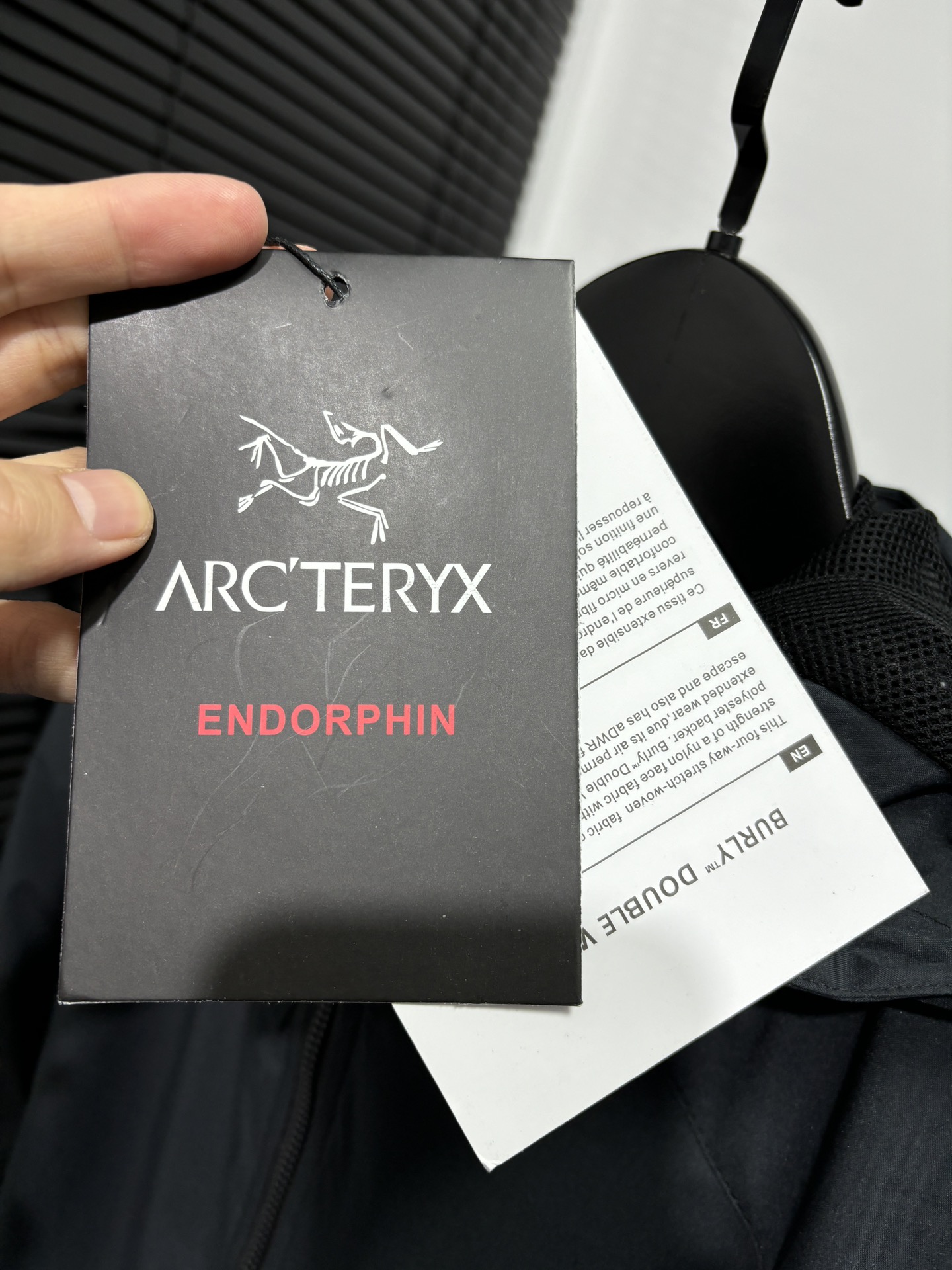高标准选精品✨通版多擦亮👀区别市场垃级货💢同图不同价为版本不同 💰275
始祖鸟春季薄款风壳衣外套!胸前精致刺绣Logo!
独家爆款来袭Arcteryx始祖鸟薄款运动休闲男子外套夹克高端连帽户外上衣!网纱内衬!高端户外鸟家外套!复合聚酯纤维防水面料 !全刺绣工艺!定制原版始祖鸟防水拉链!全套刺绣辅料!三标齐全精选客供进口的功能性锦纶空气层面料纺织,轻奢,可以驾驭任何场合!全身多达十几处的拼接设计,3D立体剪裁使得上身有型有款好穿百搭,全部开模具一比一打造,细节处相当到位,拼接繁杂但整体效果干爽整洁,好货值得入手!
颜色:黑灰色
尺码表:M-3XL
尺码 衣长 胸围 肩宽 体重
M 72 110 46 100-120斤
L 73 114 47 120-140斤
XL 75 118 48 140-160斤
XXL 76 122 49 160-180斤
3XL 77 126 50 180-200斤