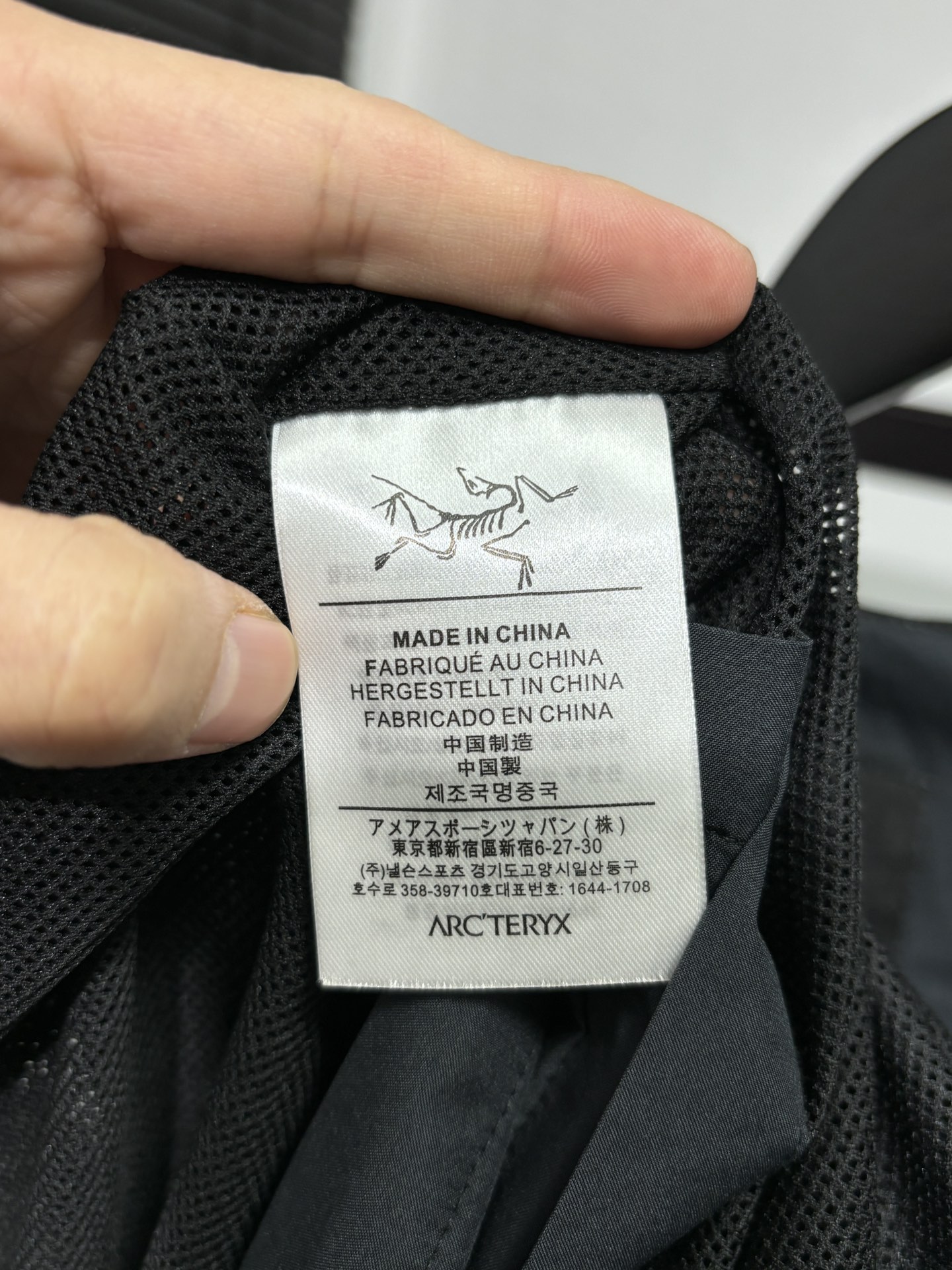 高标准选精品✨通版多擦亮👀区别市场垃级货💢同图不同价为版本不同 💰275
始祖鸟春季薄款风壳衣外套!胸前精致刺绣Logo!
独家爆款来袭Arcteryx始祖鸟薄款运动休闲男子外套夹克高端连帽户外上衣!网纱内衬!高端户外鸟家外套!复合聚酯纤维防水面料 !全刺绣工艺!定制原版始祖鸟防水拉链!全套刺绣辅料!三标齐全精选客供进口的功能性锦纶空气层面料纺织,轻奢,可以驾驭任何场合!全身多达十几处的拼接设计,3D立体剪裁使得上身有型有款好穿百搭,全部开模具一比一打造,细节处相当到位,拼接繁杂但整体效果干爽整洁,好货值得入手!
颜色:黑灰色
尺码表:M-3XL
尺码 衣长 胸围 肩宽 体重
M 72 110 46 100-120斤
L 73 114 47 120-140斤
XL 75 118 48 140-160斤
XXL 76 122 49 160-180斤
3XL 77 126 50 180-200斤