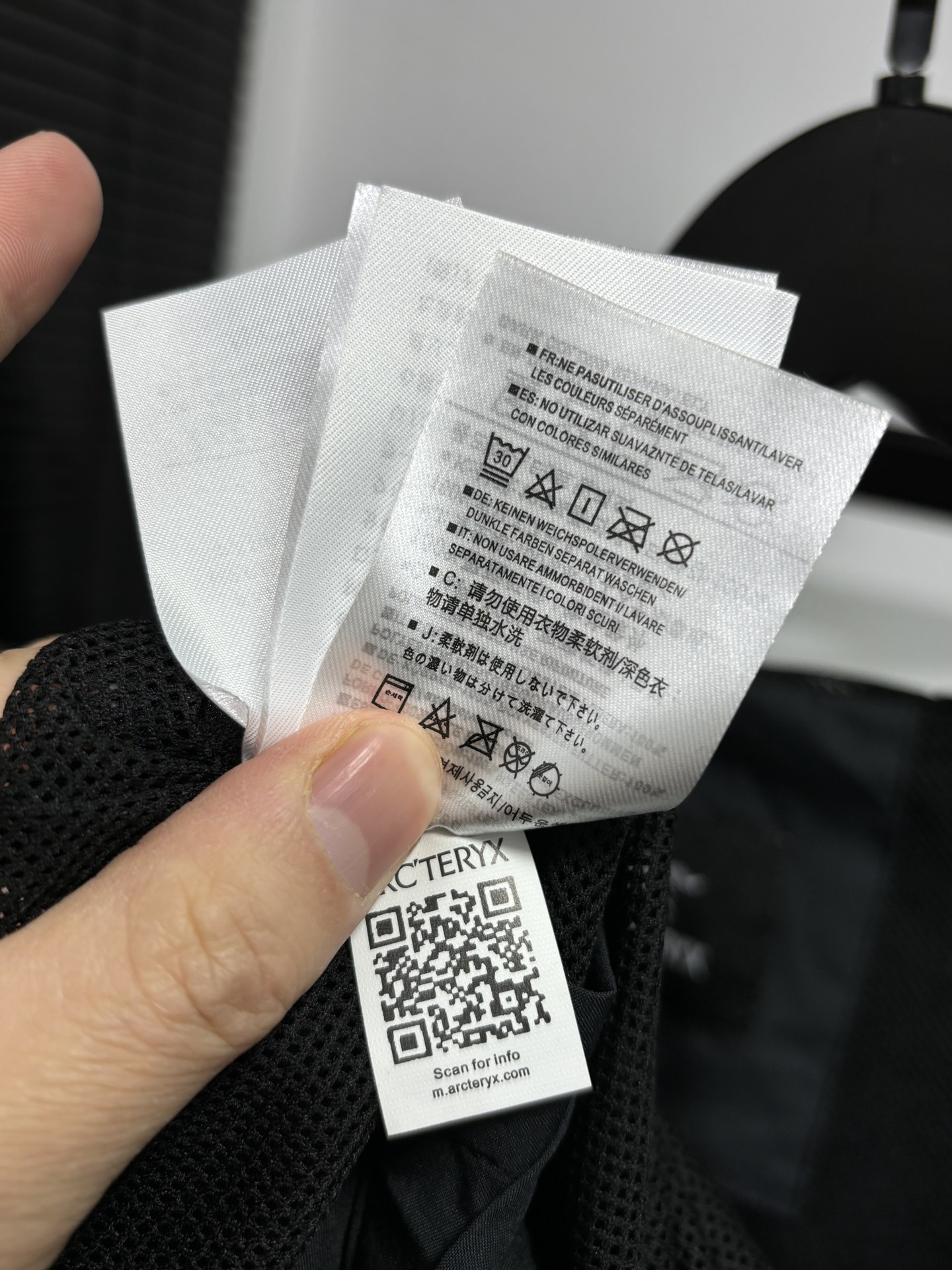 高标准选精品✨通版多擦亮👀区别市场垃级货💢同图不同价为版本不同 💰275
始祖鸟春季薄款风壳衣外套!胸前精致刺绣Logo!
独家爆款来袭Arcteryx始祖鸟薄款运动休闲男子外套夹克高端连帽户外上衣!网纱内衬!高端户外鸟家外套!复合聚酯纤维防水面料 !全刺绣工艺!定制原版始祖鸟防水拉链!全套刺绣辅料!三标齐全精选客供进口的功能性锦纶空气层面料纺织,轻奢,可以驾驭任何场合!全身多达十几处的拼接设计,3D立体剪裁使得上身有型有款好穿百搭,全部开模具一比一打造,细节处相当到位,拼接繁杂但整体效果干爽整洁,好货值得入手!
颜色:黑灰色
尺码表:M-3XL
尺码 衣长 胸围 肩宽 体重
M 72 110 46 100-120斤
L 73 114 47 120-140斤
XL 75 118 48 140-160斤
XXL 76 122 49 160-180斤
3XL 77 126 50 180-200斤