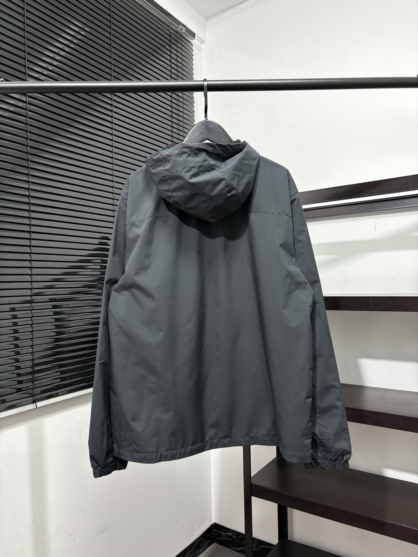 高标准选精品✨通版多擦亮👀区别市场垃级货💢同图不同价为版本不同 💰275
始祖鸟春季薄款风壳衣外套!胸前精致刺绣Logo!
独家爆款来袭Arcteryx始祖鸟薄款运动休闲男子外套夹克高端连帽户外上衣!网纱内衬!高端户外鸟家外套!复合聚酯纤维防水面料 !全刺绣工艺!定制原版始祖鸟防水拉链!全套刺绣辅料!三标齐全精选客供进口的功能性锦纶空气层面料纺织,轻奢,可以驾驭任何场合!全身多达十几处的拼接设计,3D立体剪裁使得上身有型有款好穿百搭,全部开模具一比一打造,细节处相当到位,拼接繁杂但整体效果干爽整洁,好货值得入手!
颜色:黑灰色
尺码表:M-3XL
尺码 衣长 胸围 肩宽 体重
M 72 110 46 100-120斤
L 73 114 47 120-140斤
XL 75 118 48 140-160斤
XXL 76 122 49 160-180斤
3XL 77 126 50 180-200斤