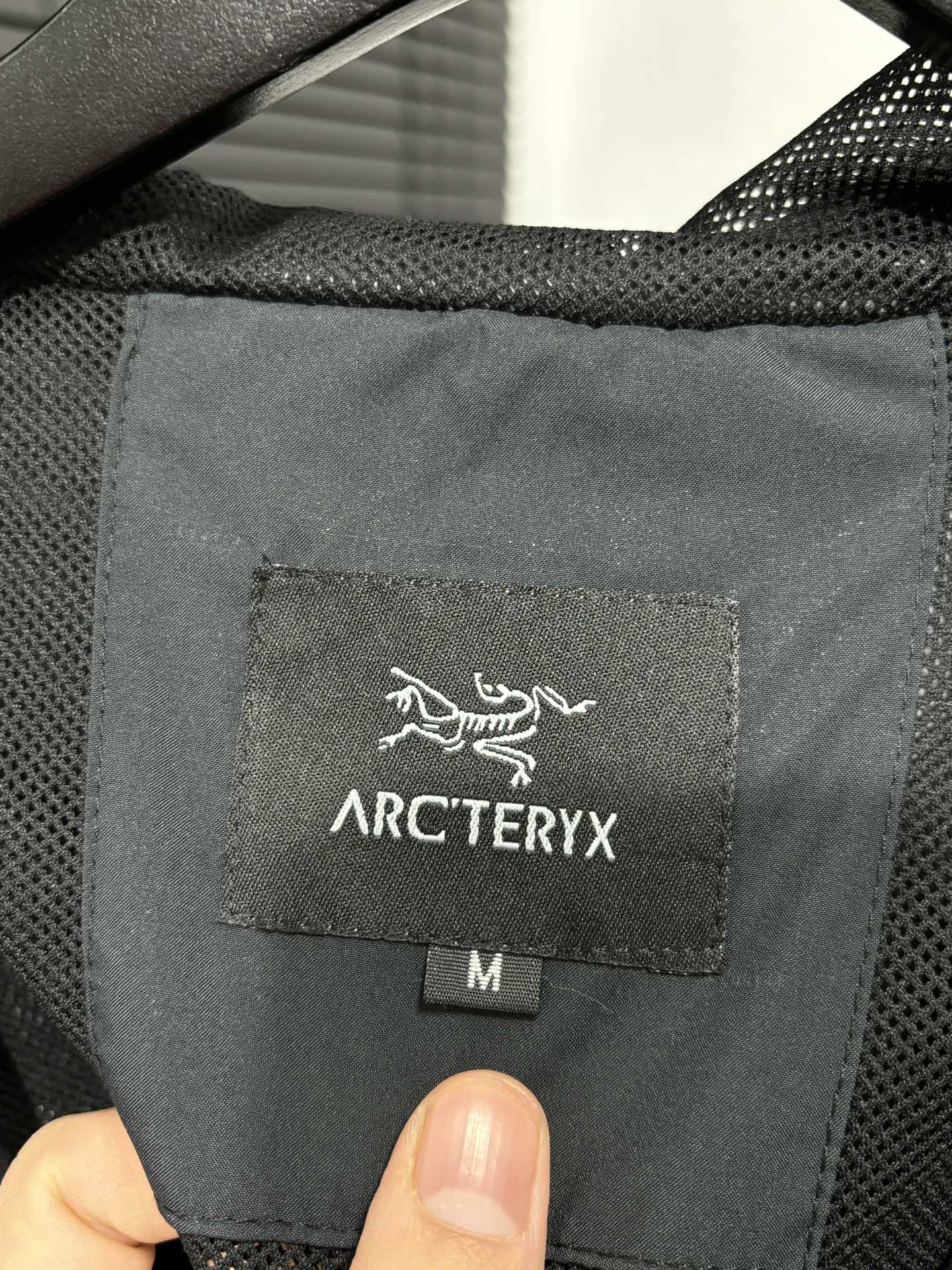 高标准选精品✨通版多擦亮👀区别市场垃级货💢同图不同价为版本不同 💰275
始祖鸟春季薄款风壳衣外套!胸前精致刺绣Logo!
独家爆款来袭Arcteryx始祖鸟薄款运动休闲男子外套夹克高端连帽户外上衣!网纱内衬!高端户外鸟家外套!复合聚酯纤维防水面料 !全刺绣工艺!定制原版始祖鸟防水拉链!全套刺绣辅料!三标齐全精选客供进口的功能性锦纶空气层面料纺织,轻奢,可以驾驭任何场合!全身多达十几处的拼接设计,3D立体剪裁使得上身有型有款好穿百搭,全部开模具一比一打造,细节处相当到位,拼接繁杂但整体效果干爽整洁,好货值得入手!
颜色:黑灰色
尺码表:M-3XL
尺码 衣长 胸围 肩宽 体重
M 72 110 46 100-120斤
L 73 114 47 120-140斤
XL 75 118 48 140-160斤
XXL 76 122 49 160-180斤
3XL 77 126 50 180-200斤