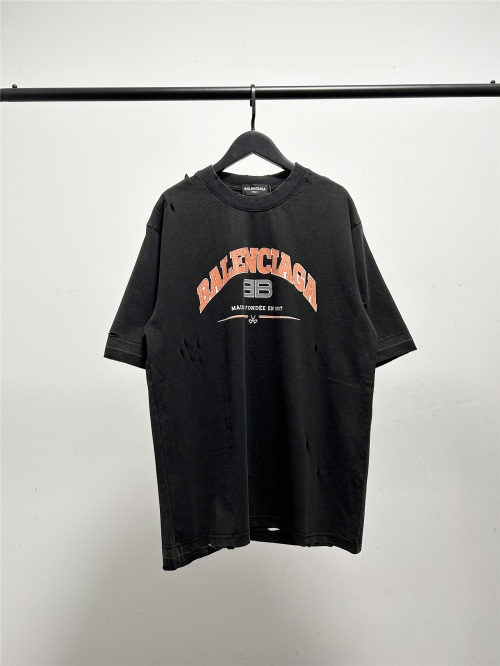 חולצת טי שרט Balenciaga יוניסקס עם הדפס לוגו וינטג', שחור דהוי 1 חולצת טי שרט Balenciaga יוניסקס עם הדפס לוגו וינטג’, שחור דהוי