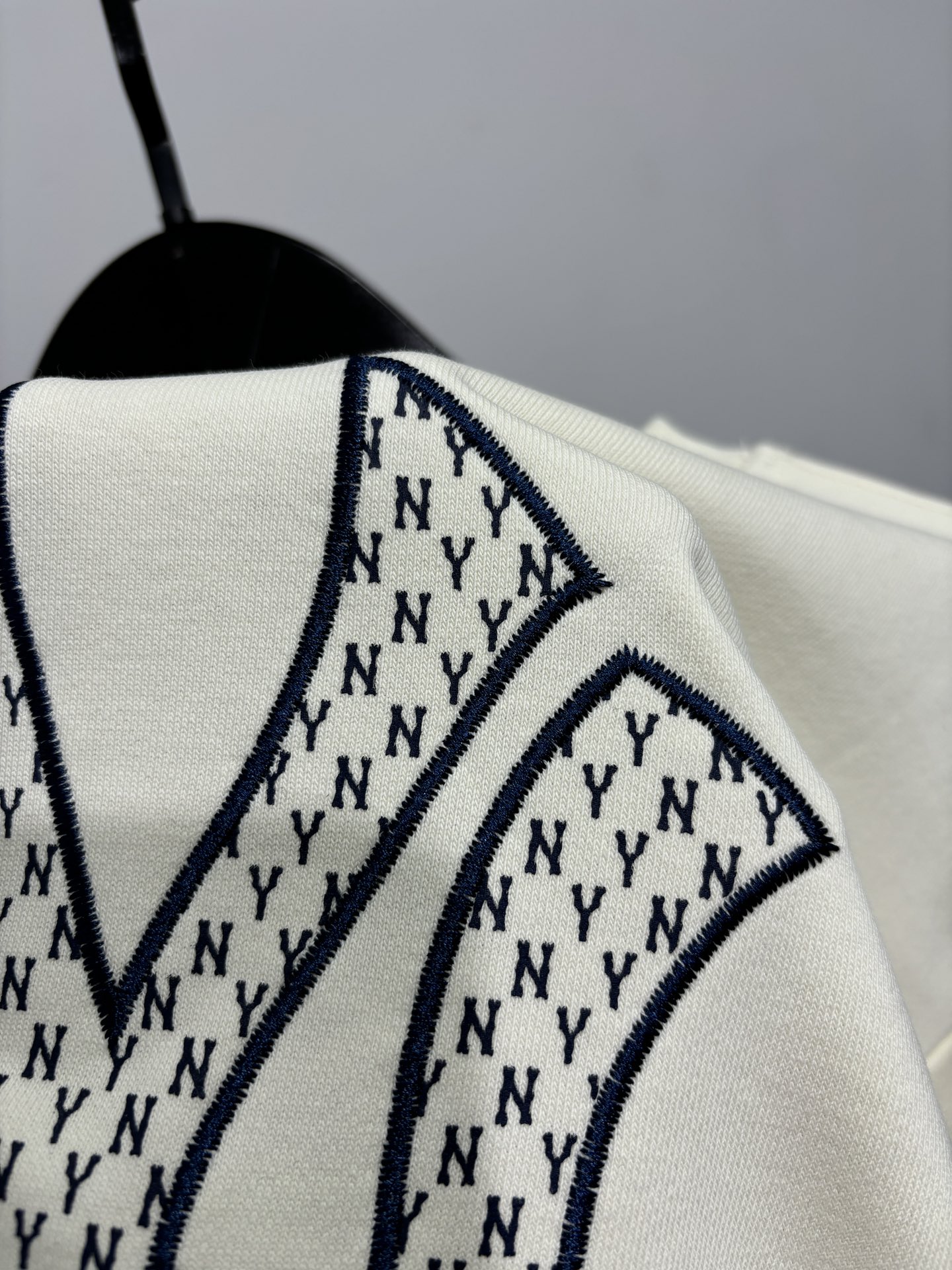 💰125
MLB柜子新款贴布绣花，后背字母老花满印刺绣圆领卫衣！三标齐全，三联吊卡，原厂包装！领口压条保证舒适性！高端品质2025MLB/NY情侣圆领短袖高端品质 专柜1：1同步发售 ，最大穿到195斤左右！

秋季新款MLB后背Logo压花，秋冬MLB/NY腰果花，纯棉毛圈款男女情侣同款腰果花印花圆领套头卫衣，时尚复古的老花印花设计，潮流感十足，胸前logo采用万针精密刺绣，立体感十足，给人强烈的视觉冲击，上身绝对加分，情侣上身更是不要太哇塞👍 采用390g纯棉毛圈面料，原版定制面料颜色，，且用料上绝不含糊，可以摸得到的柔然细腻，妥帖又安心，每个款走线都很细致，细节就可以看出来做工吊牌可以扫码验证，一衣一码！专注高品质！！！ 
颜色：米色 黑色  藏青色
尺码：S～XXL

尺码 衣长 胸围 肩宽   体重
 S      66   110   50   100-120斤
M	   68   114   51	  120-140斤
L       70   118	52   140-160斤
XL	  72   122	53	 160 -175斤
XXL  74   126	54	  175-195斤