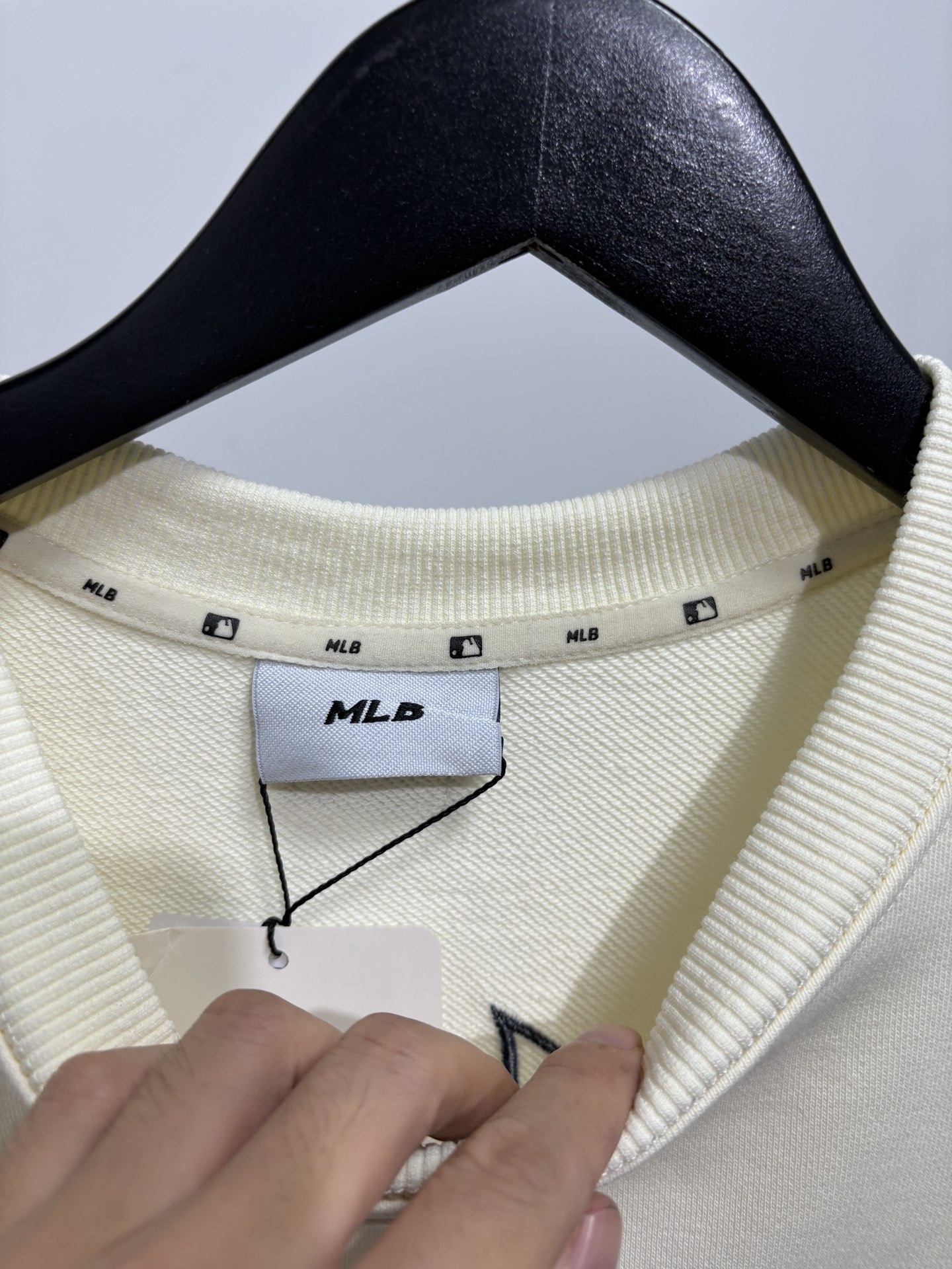 💰125
MLB柜子新款贴布绣花，后背字母老花满印刺绣圆领卫衣！三标齐全，三联吊卡，原厂包装！领口压条保证舒适性！高端品质2025MLB/NY情侣圆领短袖高端品质 专柜1：1同步发售 ，最大穿到195斤左右！

秋季新款MLB后背Logo压花，秋冬MLB/NY腰果花，纯棉毛圈款男女情侣同款腰果花印花圆领套头卫衣，时尚复古的老花印花设计，潮流感十足，胸前logo采用万针精密刺绣，立体感十足，给人强烈的视觉冲击，上身绝对加分，情侣上身更是不要太哇塞👍 采用390g纯棉毛圈面料，原版定制面料颜色，，且用料上绝不含糊，可以摸得到的柔然细腻，妥帖又安心，每个款走线都很细致，细节就可以看出来做工吊牌可以扫码验证，一衣一码！专注高品质！！！ 
颜色：米色 黑色  藏青色
尺码：S～XXL

尺码 衣长 胸围 肩宽   体重
 S      66   110   50   100-120斤
M	   68   114   51	  120-140斤
L       70   118	52   140-160斤
XL	  72   122	53	 160 -175斤
XXL  74   126	54	  175-195斤