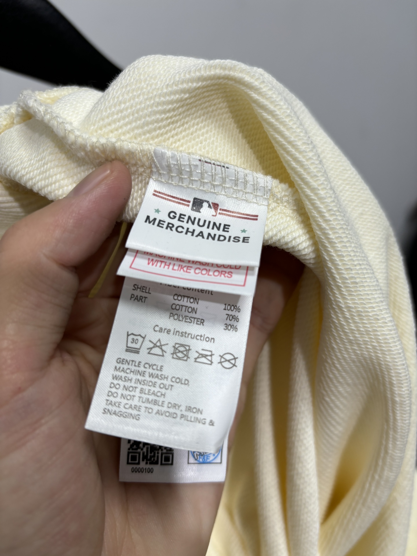 💰125
MLB柜子新款贴布绣花，后背字母老花满印刺绣圆领卫衣！三标齐全，三联吊卡，原厂包装！领口压条保证舒适性！高端品质2025MLB/NY情侣圆领短袖高端品质 专柜1：1同步发售 ，最大穿到195斤左右！

秋季新款MLB后背Logo压花，秋冬MLB/NY腰果花，纯棉毛圈款男女情侣同款腰果花印花圆领套头卫衣，时尚复古的老花印花设计，潮流感十足，胸前logo采用万针精密刺绣，立体感十足，给人强烈的视觉冲击，上身绝对加分，情侣上身更是不要太哇塞👍 采用390g纯棉毛圈面料，原版定制面料颜色，，且用料上绝不含糊，可以摸得到的柔然细腻，妥帖又安心，每个款走线都很细致，细节就可以看出来做工吊牌可以扫码验证，一衣一码！专注高品质！！！ 
颜色：米色 黑色  藏青色
尺码：S～XXL

尺码 衣长 胸围 肩宽   体重
 S      66   110   50   100-120斤
M	   68   114   51	  120-140斤
L       70   118	52   140-160斤
XL	  72   122	53	 160 -175斤
XXL  74   126	54	  175-195斤