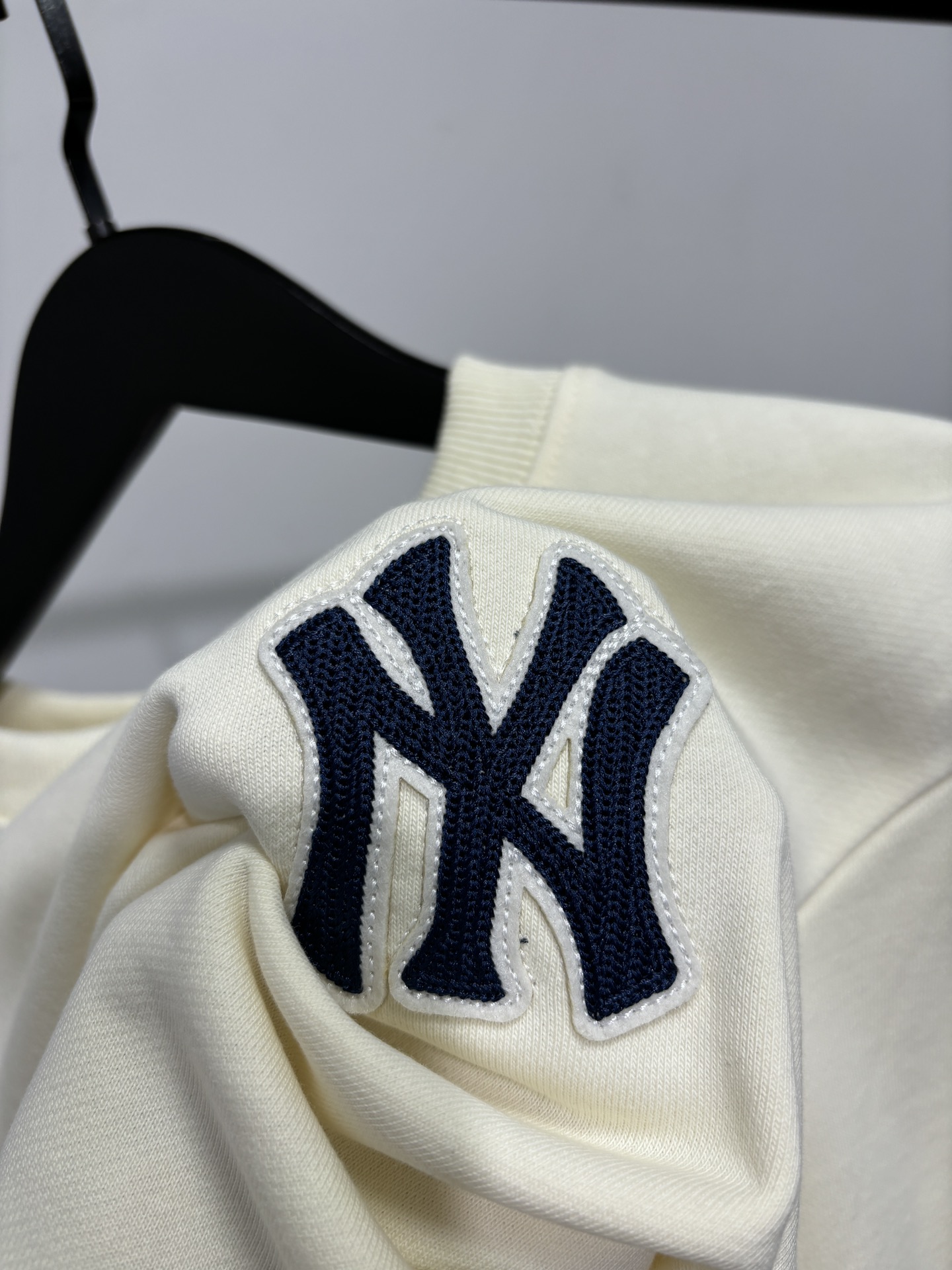 💰125
MLB柜子新款贴布绣花，后背字母老花满印刺绣圆领卫衣！三标齐全，三联吊卡，原厂包装！领口压条保证舒适性！高端品质2025MLB/NY情侣圆领短袖高端品质 专柜1：1同步发售 ，最大穿到195斤左右！

秋季新款MLB后背Logo压花，秋冬MLB/NY腰果花，纯棉毛圈款男女情侣同款腰果花印花圆领套头卫衣，时尚复古的老花印花设计，潮流感十足，胸前logo采用万针精密刺绣，立体感十足，给人强烈的视觉冲击，上身绝对加分，情侣上身更是不要太哇塞👍 采用390g纯棉毛圈面料，原版定制面料颜色，，且用料上绝不含糊，可以摸得到的柔然细腻，妥帖又安心，每个款走线都很细致，细节就可以看出来做工吊牌可以扫码验证，一衣一码！专注高品质！！！ 
颜色：米色 黑色  藏青色
尺码：S～XXL

尺码 衣长 胸围 肩宽   体重
 S      66   110   50   100-120斤
M	   68   114   51	  120-140斤
L       70   118	52   140-160斤
XL	  72   122	53	 160 -175斤
XXL  74   126	54	  175-195斤