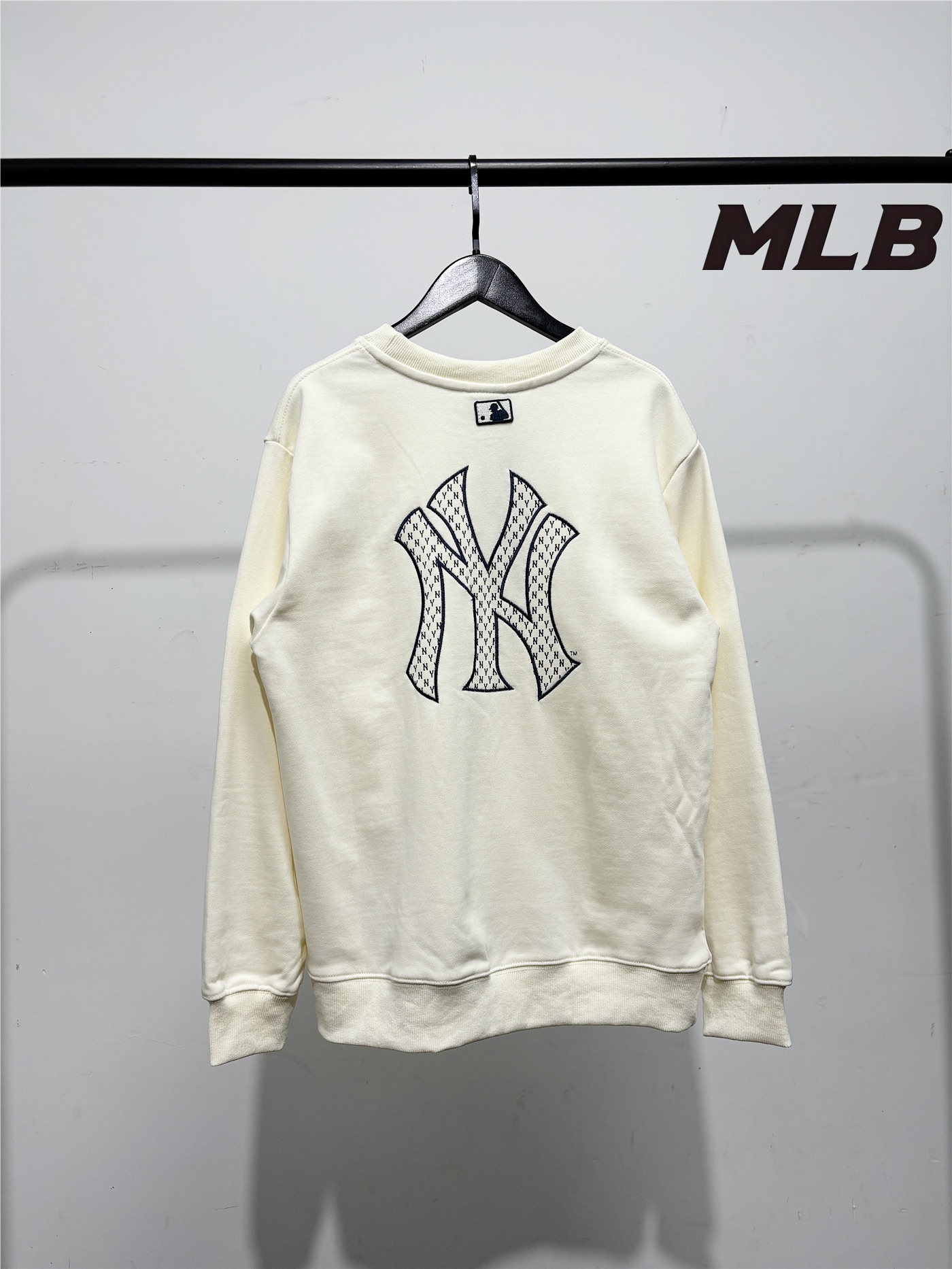 💰125
MLB柜子新款贴布绣花，后背字母老花满印刺绣圆领卫衣！三标齐全，三联吊卡，原厂包装！领口压条保证舒适性！高端品质2025MLB/NY情侣圆领短袖高端品质 专柜1：1同步发售 ，最大穿到195斤左右！

秋季新款MLB后背Logo压花，秋冬MLB/NY腰果花，纯棉毛圈款男女情侣同款腰果花印花圆领套头卫衣，时尚复古的老花印花设计，潮流感十足，胸前logo采用万针精密刺绣，立体感十足，给人强烈的视觉冲击，上身绝对加分，情侣上身更是不要太哇塞👍 采用390g纯棉毛圈面料，原版定制面料颜色，，且用料上绝不含糊，可以摸得到的柔然细腻，妥帖又安心，每个款走线都很细致，细节就可以看出来做工吊牌可以扫码验证，一衣一码！专注高品质！！！ 
颜色：米色 黑色  藏青色
尺码：S～XXL

尺码 衣长 胸围 肩宽   体重
 S      66   110   50   100-120斤
M	   68   114   51	  120-140斤
L       70   118	52   140-160斤
XL	  72   122	53	 160 -175斤
XXL  74   126	54	  175-195斤