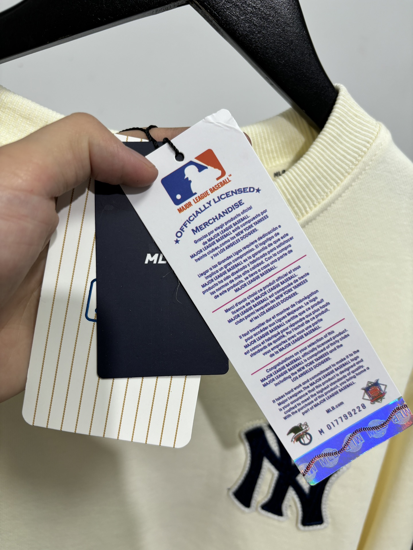 💰125
MLB柜子新款贴布绣花，后背字母老花满印刺绣圆领卫衣！三标齐全，三联吊卡，原厂包装！领口压条保证舒适性！高端品质2025MLB/NY情侣圆领短袖高端品质 专柜1：1同步发售 ，最大穿到195斤左右！

秋季新款MLB后背Logo压花，秋冬MLB/NY腰果花，纯棉毛圈款男女情侣同款腰果花印花圆领套头卫衣，时尚复古的老花印花设计，潮流感十足，胸前logo采用万针精密刺绣，立体感十足，给人强烈的视觉冲击，上身绝对加分，情侣上身更是不要太哇塞👍 采用390g纯棉毛圈面料，原版定制面料颜色，，且用料上绝不含糊，可以摸得到的柔然细腻，妥帖又安心，每个款走线都很细致，细节就可以看出来做工吊牌可以扫码验证，一衣一码！专注高品质！！！ 
颜色：米色 黑色  藏青色
尺码：S～XXL

尺码 衣长 胸围 肩宽   体重
 S      66   110   50   100-120斤
M	   68   114   51	  120-140斤
L       70   118	52   140-160斤
XL	  72   122	53	 160 -175斤
XXL  74   126	54	  175-195斤