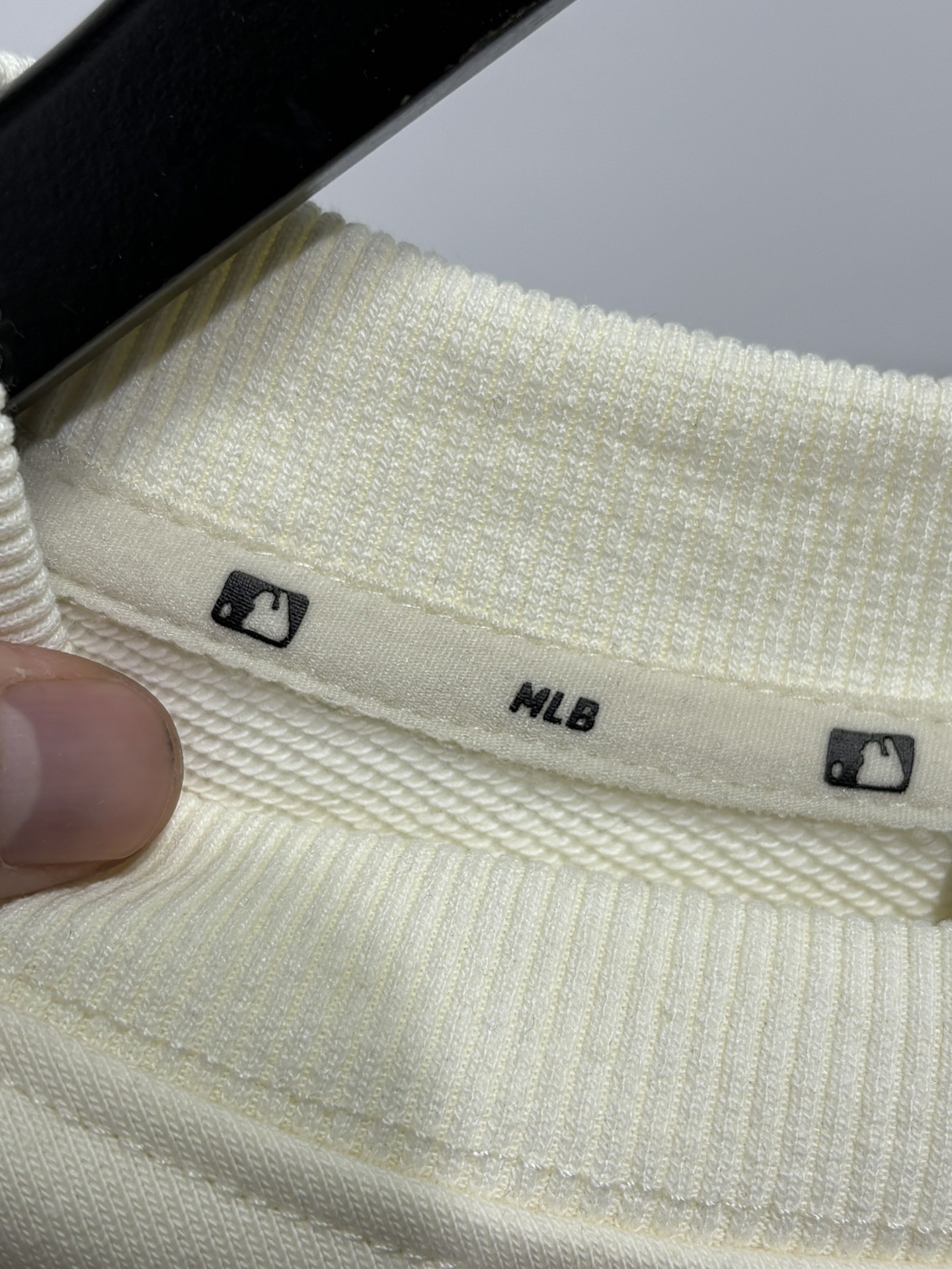 💰125
MLB柜子新款贴布绣花，后背字母老花满印刺绣圆领卫衣！三标齐全，三联吊卡，原厂包装！领口压条保证舒适性！高端品质2025MLB/NY情侣圆领短袖高端品质 专柜1：1同步发售 ，最大穿到195斤左右！

秋季新款MLB后背Logo压花，秋冬MLB/NY腰果花，纯棉毛圈款男女情侣同款腰果花印花圆领套头卫衣，时尚复古的老花印花设计，潮流感十足，胸前logo采用万针精密刺绣，立体感十足，给人强烈的视觉冲击，上身绝对加分，情侣上身更是不要太哇塞👍 采用390g纯棉毛圈面料，原版定制面料颜色，，且用料上绝不含糊，可以摸得到的柔然细腻，妥帖又安心，每个款走线都很细致，细节就可以看出来做工吊牌可以扫码验证，一衣一码！专注高品质！！！ 
颜色：米色 黑色  藏青色
尺码：S～XXL

尺码 衣长 胸围 肩宽   体重
 S      66   110   50   100-120斤
M	   68   114   51	  120-140斤
L       70   118	52   140-160斤
XL	  72   122	53	 160 -175斤
XXL  74   126	54	  175-195斤