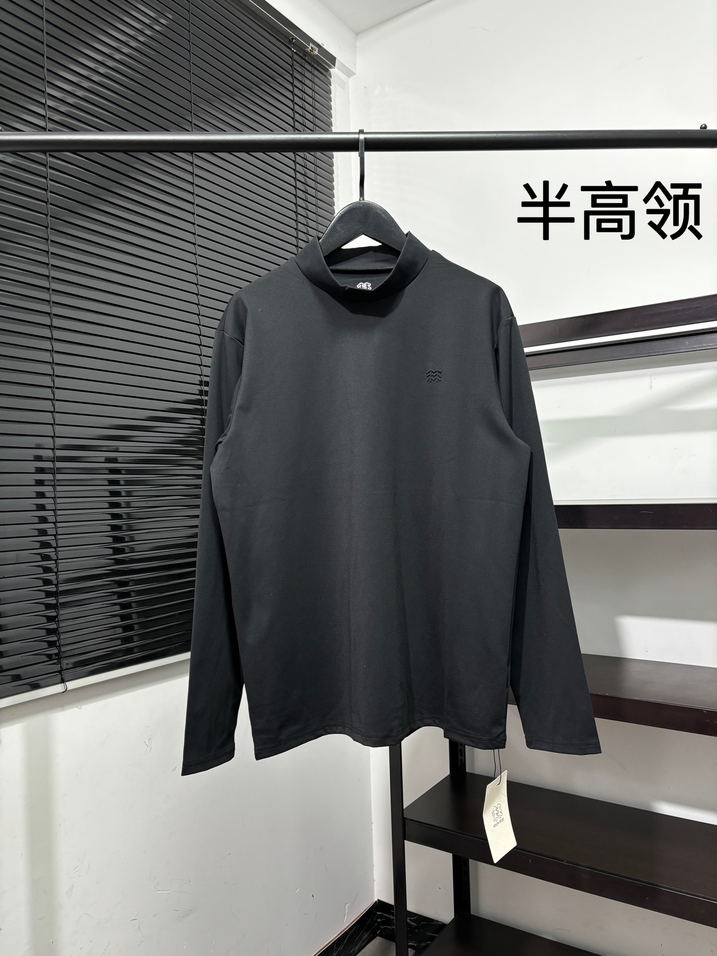 💰125
高版本，质量很好！可隆半高领小标打底长袖T恤！高弹力运动速干系列！可隆KOLON  SPORT秋冬长袖打底衫，长袖T恤！
胸前钢印小标，全身3D立体裁剪工艺！
25年可隆训练服薄款打底衫代购好货，Kolon Sport综训训练系列运动男士长袖针织衫内搭秋冬新款 透气 保暖 上身特别舒服、 外穿 打底 运动 多场景穿搭 达人必备！
科隆的面料大家应该都清楚，全部定制客供，不是一般面料能够比拟的。前期上的很多迪桑特的东西，都非常受大家的欢迎，本期这款长袖加绒T，绝对也是给大家一个福利！
高弹力尼龙客供面料，手感质感乃至上身体验感都绝佳。速干紧身，高弹力面料上身非常有型。健身，休闲，运动穿着绝对是你不二的选择！
颜色：米色  黑色    深灰色
尺码：M  L   XL  2XL
尺码 肩宽 胸围 衣长  体重
M       42   100  67  100-130斤
L        44    110  68  130-150斤
XL      46    114  70  150-170斤
2XL   48     116  72  170-190斤