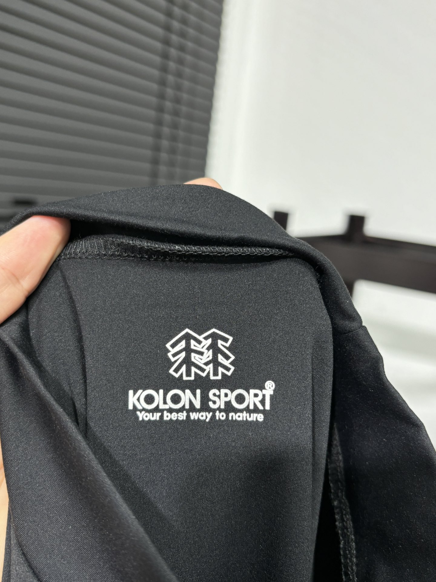 💰125
高版本，质量很好！可隆半高领小标打底长袖T恤！高弹力运动速干系列！可隆KOLON  SPORT秋冬长袖打底衫，长袖T恤！
胸前钢印小标，全身3D立体裁剪工艺！
25年可隆训练服薄款打底衫代购好货，Kolon Sport综训训练系列运动男士长袖针织衫内搭秋冬新款 透气 保暖 上身特别舒服、 外穿 打底 运动 多场景穿搭 达人必备！
科隆的面料大家应该都清楚，全部定制客供，不是一般面料能够比拟的。前期上的很多迪桑特的东西，都非常受大家的欢迎，本期这款长袖加绒T，绝对也是给大家一个福利！
高弹力尼龙客供面料，手感质感乃至上身体验感都绝佳。速干紧身，高弹力面料上身非常有型。健身，休闲，运动穿着绝对是你不二的选择！
颜色：米色  黑色    深灰色
尺码：M  L   XL  2XL
尺码 肩宽 胸围 衣长  体重
M       42   100  67  100-130斤
L        44    110  68  130-150斤
XL      46    114  70  150-170斤
2XL   48     116  72  170-190斤