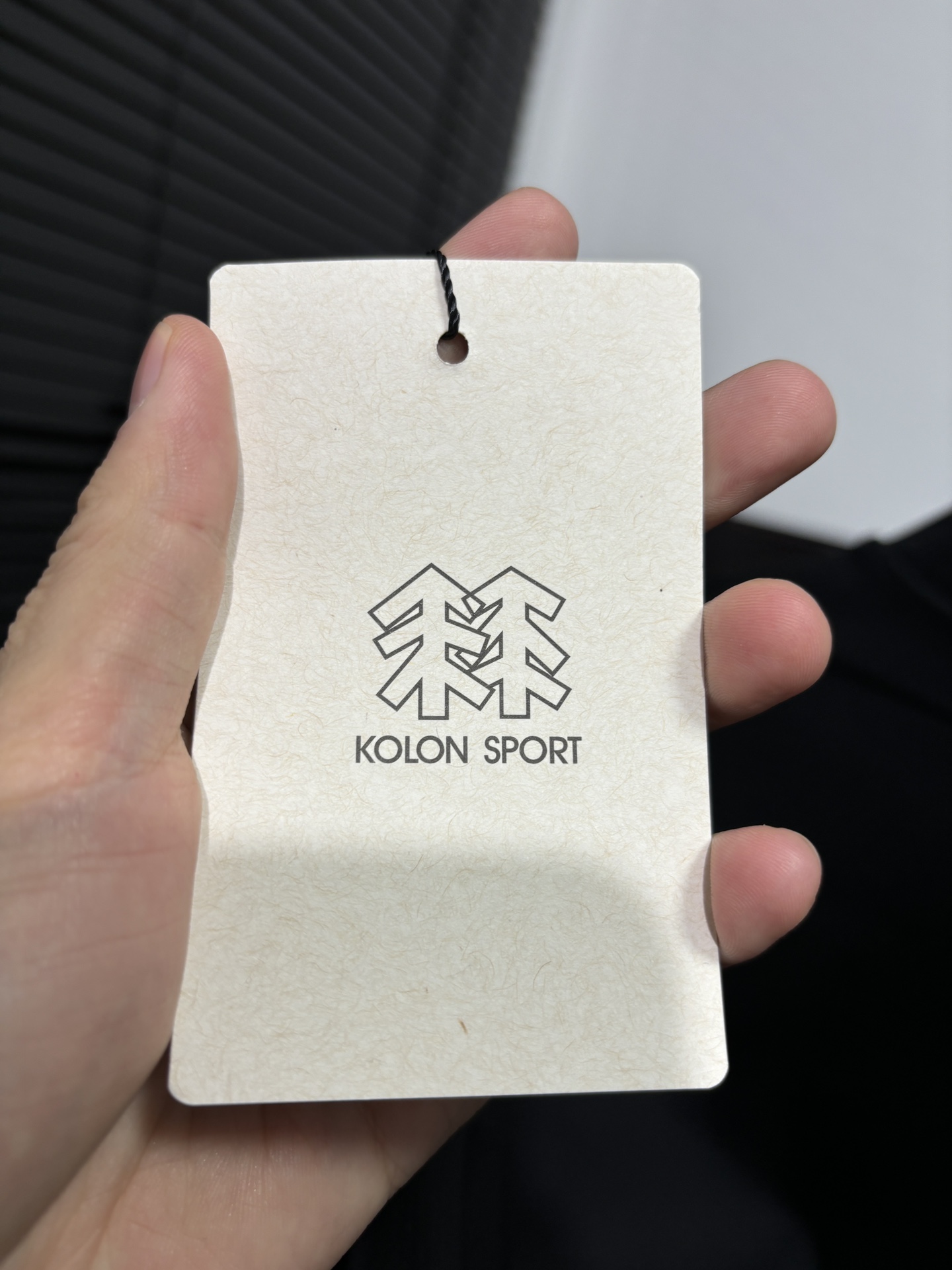 💰125
高版本，质量很好！可隆半高领小标打底长袖T恤！高弹力运动速干系列！可隆KOLON  SPORT秋冬长袖打底衫，长袖T恤！
胸前钢印小标，全身3D立体裁剪工艺！
25年可隆训练服薄款打底衫代购好货，Kolon Sport综训训练系列运动男士长袖针织衫内搭秋冬新款 透气 保暖 上身特别舒服、 外穿 打底 运动 多场景穿搭 达人必备！
科隆的面料大家应该都清楚，全部定制客供，不是一般面料能够比拟的。前期上的很多迪桑特的东西，都非常受大家的欢迎，本期这款长袖加绒T，绝对也是给大家一个福利！
高弹力尼龙客供面料，手感质感乃至上身体验感都绝佳。速干紧身，高弹力面料上身非常有型。健身，休闲，运动穿着绝对是你不二的选择！
颜色：米色  黑色    深灰色
尺码：M  L   XL  2XL
尺码 肩宽 胸围 衣长  体重
M       42   100  67  100-130斤
L        44    110  68  130-150斤
XL      46    114  70  150-170斤
2XL   48     116  72  170-190斤