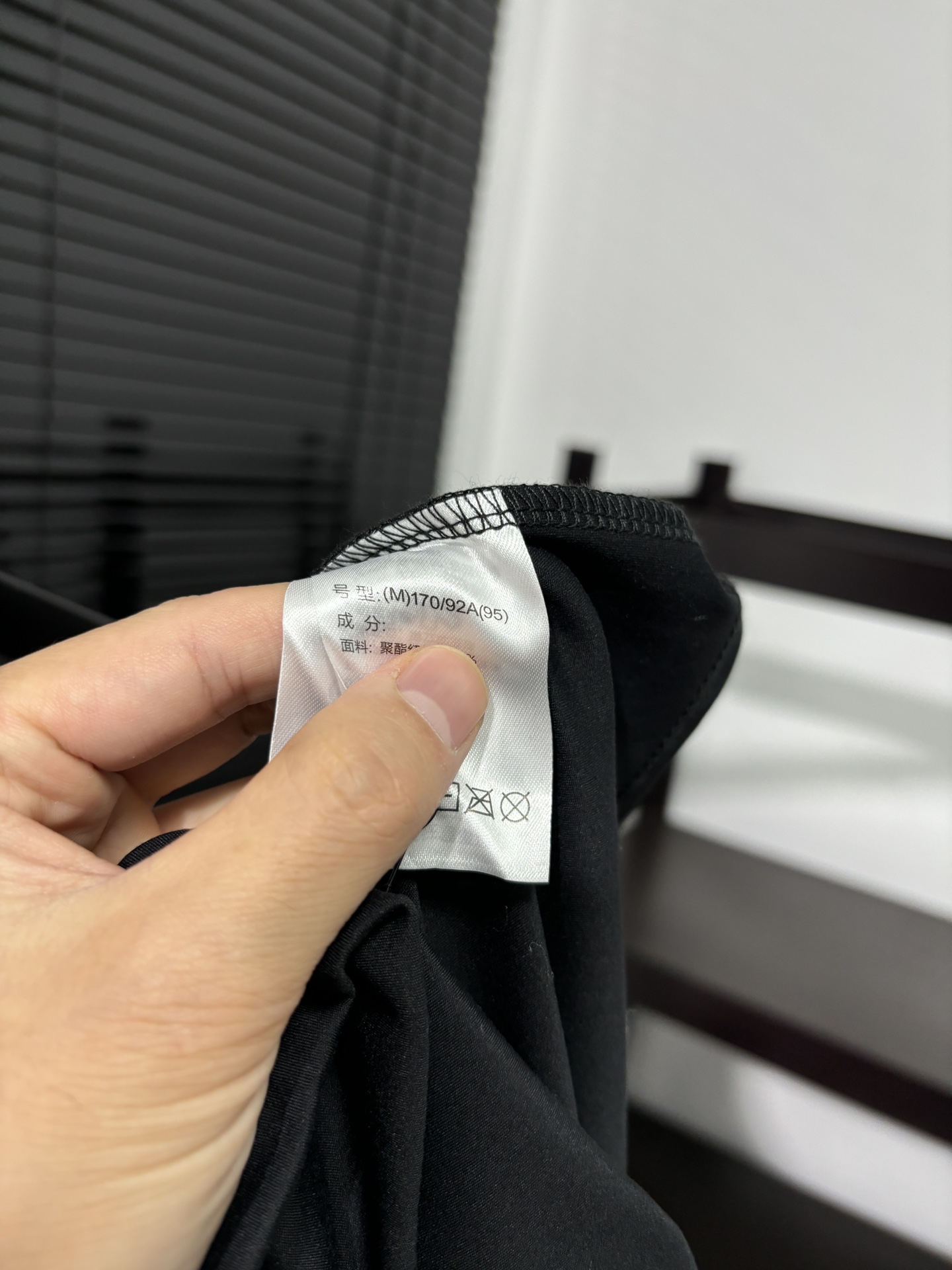 💰125
高版本，质量很好！可隆半高领小标打底长袖T恤！高弹力运动速干系列！可隆KOLON  SPORT秋冬长袖打底衫，长袖T恤！
胸前钢印小标，全身3D立体裁剪工艺！
25年可隆训练服薄款打底衫代购好货，Kolon Sport综训训练系列运动男士长袖针织衫内搭秋冬新款 透气 保暖 上身特别舒服、 外穿 打底 运动 多场景穿搭 达人必备！
科隆的面料大家应该都清楚，全部定制客供，不是一般面料能够比拟的。前期上的很多迪桑特的东西，都非常受大家的欢迎，本期这款长袖加绒T，绝对也是给大家一个福利！
高弹力尼龙客供面料，手感质感乃至上身体验感都绝佳。速干紧身，高弹力面料上身非常有型。健身，休闲，运动穿着绝对是你不二的选择！
颜色：米色  黑色    深灰色
尺码：M  L   XL  2XL
尺码 肩宽 胸围 衣长  体重
M       42   100  67  100-130斤
L        44    110  68  130-150斤
XL      46    114  70  150-170斤
2XL   48     116  72  170-190斤