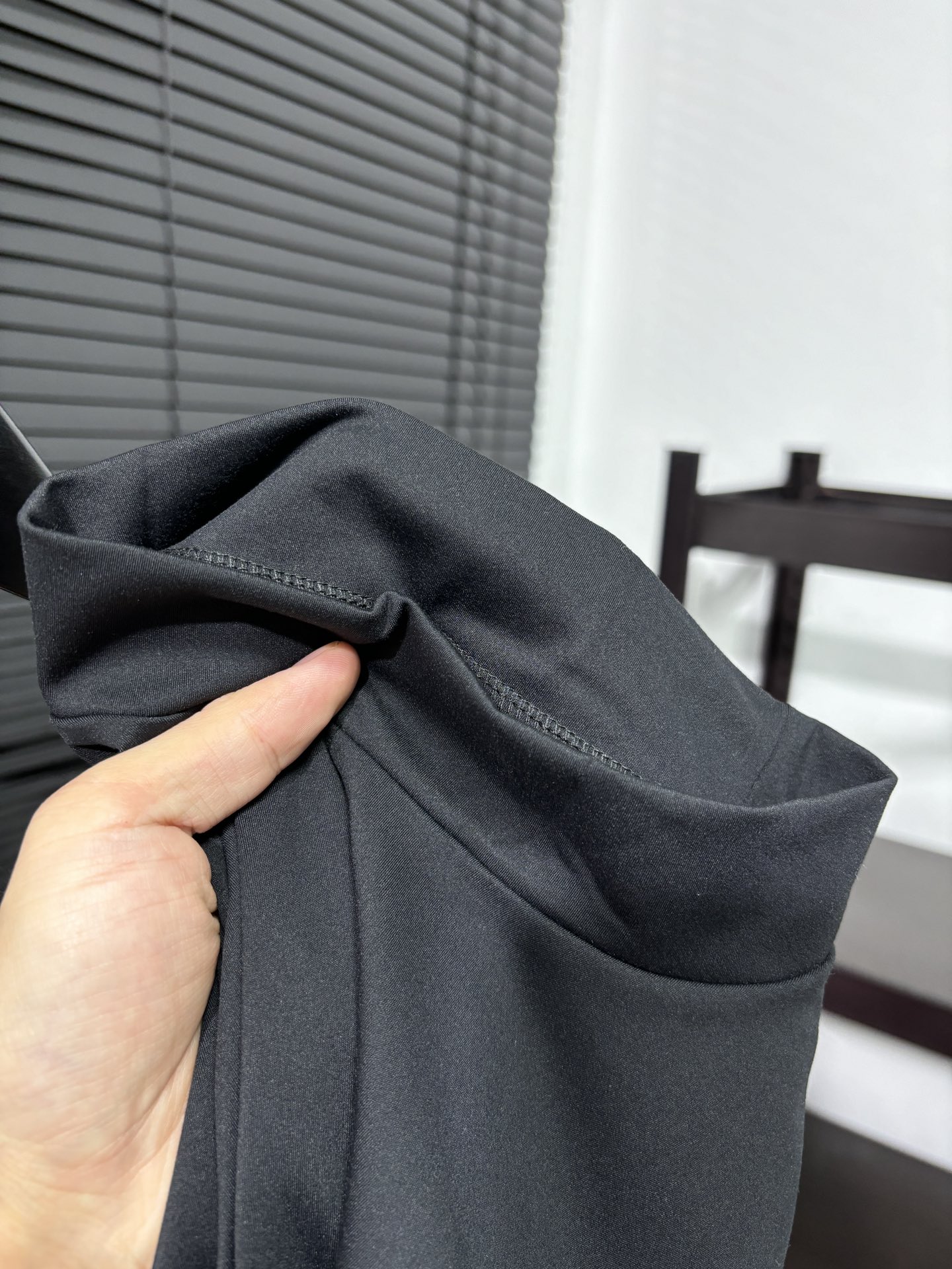 💰125
高版本，质量很好！可隆半高领小标打底长袖T恤！高弹力运动速干系列！可隆KOLON  SPORT秋冬长袖打底衫，长袖T恤！
胸前钢印小标，全身3D立体裁剪工艺！
25年可隆训练服薄款打底衫代购好货，Kolon Sport综训训练系列运动男士长袖针织衫内搭秋冬新款 透气 保暖 上身特别舒服、 外穿 打底 运动 多场景穿搭 达人必备！
科隆的面料大家应该都清楚，全部定制客供，不是一般面料能够比拟的。前期上的很多迪桑特的东西，都非常受大家的欢迎，本期这款长袖加绒T，绝对也是给大家一个福利！
高弹力尼龙客供面料，手感质感乃至上身体验感都绝佳。速干紧身，高弹力面料上身非常有型。健身，休闲，运动穿着绝对是你不二的选择！
颜色：米色  黑色    深灰色
尺码：M  L   XL  2XL
尺码 肩宽 胸围 衣长  体重
M       42   100  67  100-130斤
L        44    110  68  130-150斤
XL      46    114  70  150-170斤
2XL   48     116  72  170-190斤