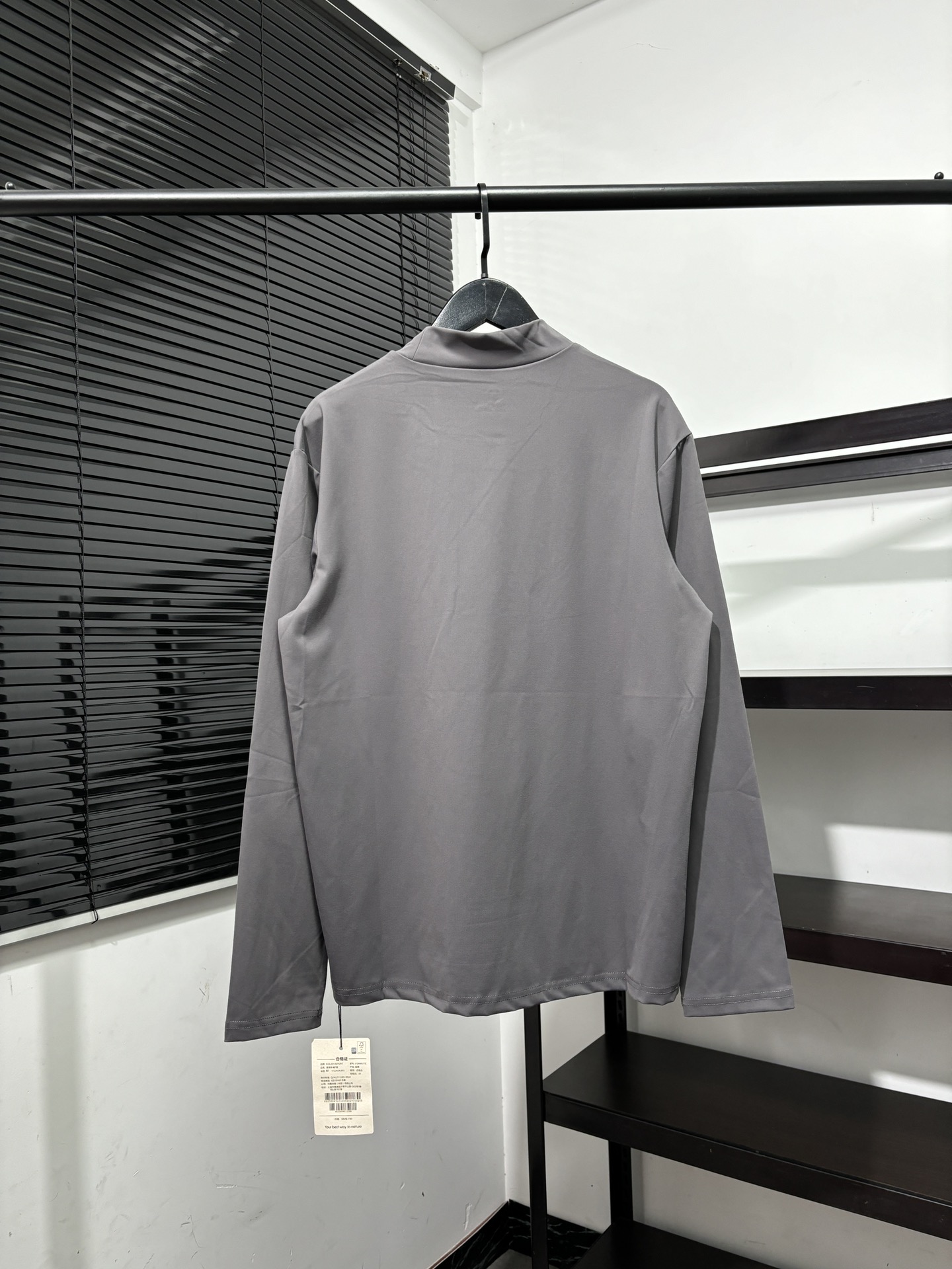 💰125
高版本，质量很好！可隆半高领小标打底长袖T恤！高弹力运动速干系列！可隆KOLON  SPORT秋冬长袖打底衫，长袖T恤！
胸前钢印小标，全身3D立体裁剪工艺！
25年可隆训练服薄款打底衫代购好货，Kolon Sport综训训练系列运动男士长袖针织衫内搭秋冬新款 透气 保暖 上身特别舒服、 外穿 打底 运动 多场景穿搭 达人必备！
科隆的面料大家应该都清楚，全部定制客供，不是一般面料能够比拟的。前期上的很多迪桑特的东西，都非常受大家的欢迎，本期这款长袖加绒T，绝对也是给大家一个福利！
高弹力尼龙客供面料，手感质感乃至上身体验感都绝佳。速干紧身，高弹力面料上身非常有型。健身，休闲，运动穿着绝对是你不二的选择！
颜色：米色  黑色    深灰色
尺码：M  L   XL  2XL
尺码 肩宽 胸围 衣长  体重
M       42   100  67  100-130斤
L        44    110  68  130-150斤
XL      46    114  70  150-170斤
2XL   48     116  72  170-190斤