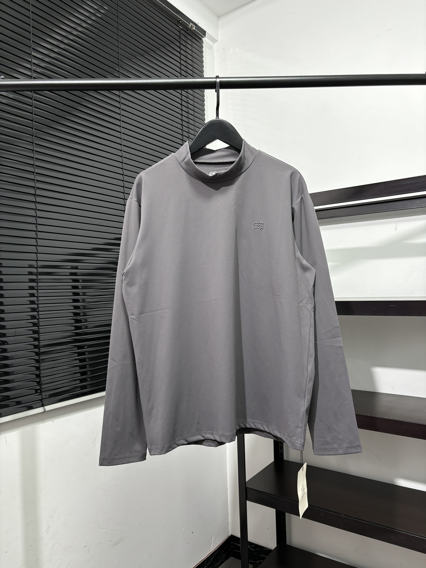 💰125
高版本，质量很好！可隆半高领小标打底长袖T恤！高弹力运动速干系列！可隆KOLON  SPORT秋冬长袖打底衫，长袖T恤！
胸前钢印小标，全身3D立体裁剪工艺！
25年可隆训练服薄款打底衫代购好货，Kolon Sport综训训练系列运动男士长袖针织衫内搭秋冬新款 透气 保暖 上身特别舒服、 外穿 打底 运动 多场景穿搭 达人必备！
科隆的面料大家应该都清楚，全部定制客供，不是一般面料能够比拟的。前期上的很多迪桑特的东西，都非常受大家的欢迎，本期这款长袖加绒T，绝对也是给大家一个福利！
高弹力尼龙客供面料，手感质感乃至上身体验感都绝佳。速干紧身，高弹力面料上身非常有型。健身，休闲，运动穿着绝对是你不二的选择！
颜色：米色  黑色    深灰色
尺码：M  L   XL  2XL
尺码 肩宽 胸围 衣长  体重
M       42   100  67  100-130斤
L        44    110  68  130-150斤
XL      46    114  70  150-170斤
2XL   48     116  72  170-190斤