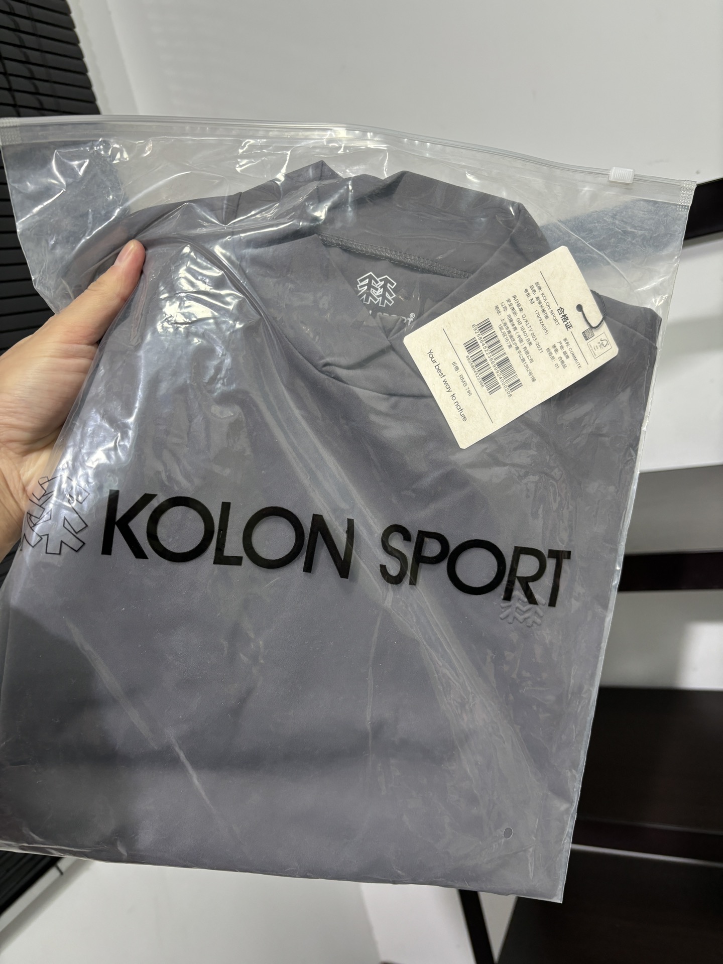 💰125
高版本，质量很好！可隆半高领小标打底长袖T恤！高弹力运动速干系列！可隆KOLON  SPORT秋冬长袖打底衫，长袖T恤！
胸前钢印小标，全身3D立体裁剪工艺！
25年可隆训练服薄款打底衫代购好货，Kolon Sport综训训练系列运动男士长袖针织衫内搭秋冬新款 透气 保暖 上身特别舒服、 外穿 打底 运动 多场景穿搭 达人必备！
科隆的面料大家应该都清楚，全部定制客供，不是一般面料能够比拟的。前期上的很多迪桑特的东西，都非常受大家的欢迎，本期这款长袖加绒T，绝对也是给大家一个福利！
高弹力尼龙客供面料，手感质感乃至上身体验感都绝佳。速干紧身，高弹力面料上身非常有型。健身，休闲，运动穿着绝对是你不二的选择！
颜色：米色  黑色    深灰色
尺码：M  L   XL  2XL
尺码 肩宽 胸围 衣长  体重
M       42   100  67  100-130斤
L        44    110  68  130-150斤
XL      46    114  70  150-170斤
2XL   48     116  72  170-190斤