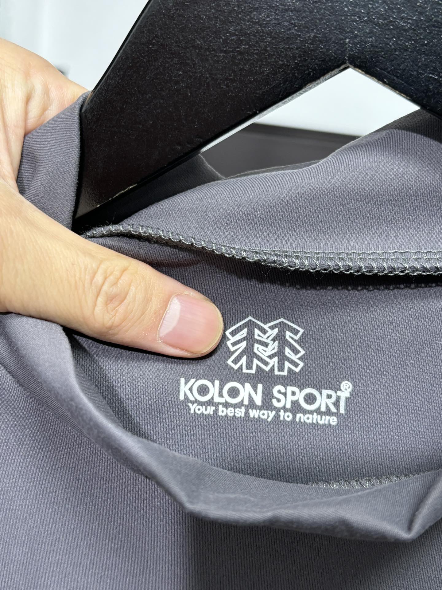 💰125
高版本，质量很好！可隆半高领小标打底长袖T恤！高弹力运动速干系列！可隆KOLON  SPORT秋冬长袖打底衫，长袖T恤！
胸前钢印小标，全身3D立体裁剪工艺！
25年可隆训练服薄款打底衫代购好货，Kolon Sport综训训练系列运动男士长袖针织衫内搭秋冬新款 透气 保暖 上身特别舒服、 外穿 打底 运动 多场景穿搭 达人必备！
科隆的面料大家应该都清楚，全部定制客供，不是一般面料能够比拟的。前期上的很多迪桑特的东西，都非常受大家的欢迎，本期这款长袖加绒T，绝对也是给大家一个福利！
高弹力尼龙客供面料，手感质感乃至上身体验感都绝佳。速干紧身，高弹力面料上身非常有型。健身，休闲，运动穿着绝对是你不二的选择！
颜色：米色  黑色    深灰色
尺码：M  L   XL  2XL
尺码 肩宽 胸围 衣长  体重
M       42   100  67  100-130斤
L        44    110  68  130-150斤
XL      46    114  70  150-170斤
2XL   48     116  72  170-190斤