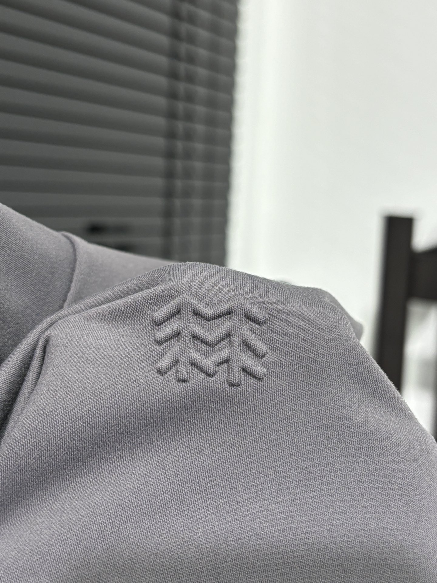 💰125
高版本，质量很好！可隆半高领小标打底长袖T恤！高弹力运动速干系列！可隆KOLON  SPORT秋冬长袖打底衫，长袖T恤！
胸前钢印小标，全身3D立体裁剪工艺！
25年可隆训练服薄款打底衫代购好货，Kolon Sport综训训练系列运动男士长袖针织衫内搭秋冬新款 透气 保暖 上身特别舒服、 外穿 打底 运动 多场景穿搭 达人必备！
科隆的面料大家应该都清楚，全部定制客供，不是一般面料能够比拟的。前期上的很多迪桑特的东西，都非常受大家的欢迎，本期这款长袖加绒T，绝对也是给大家一个福利！
高弹力尼龙客供面料，手感质感乃至上身体验感都绝佳。速干紧身，高弹力面料上身非常有型。健身，休闲，运动穿着绝对是你不二的选择！
颜色：米色  黑色    深灰色
尺码：M  L   XL  2XL
尺码 肩宽 胸围 衣长  体重
M       42   100  67  100-130斤
L        44    110  68  130-150斤
XL      46    114  70  150-170斤
2XL   48     116  72  170-190斤