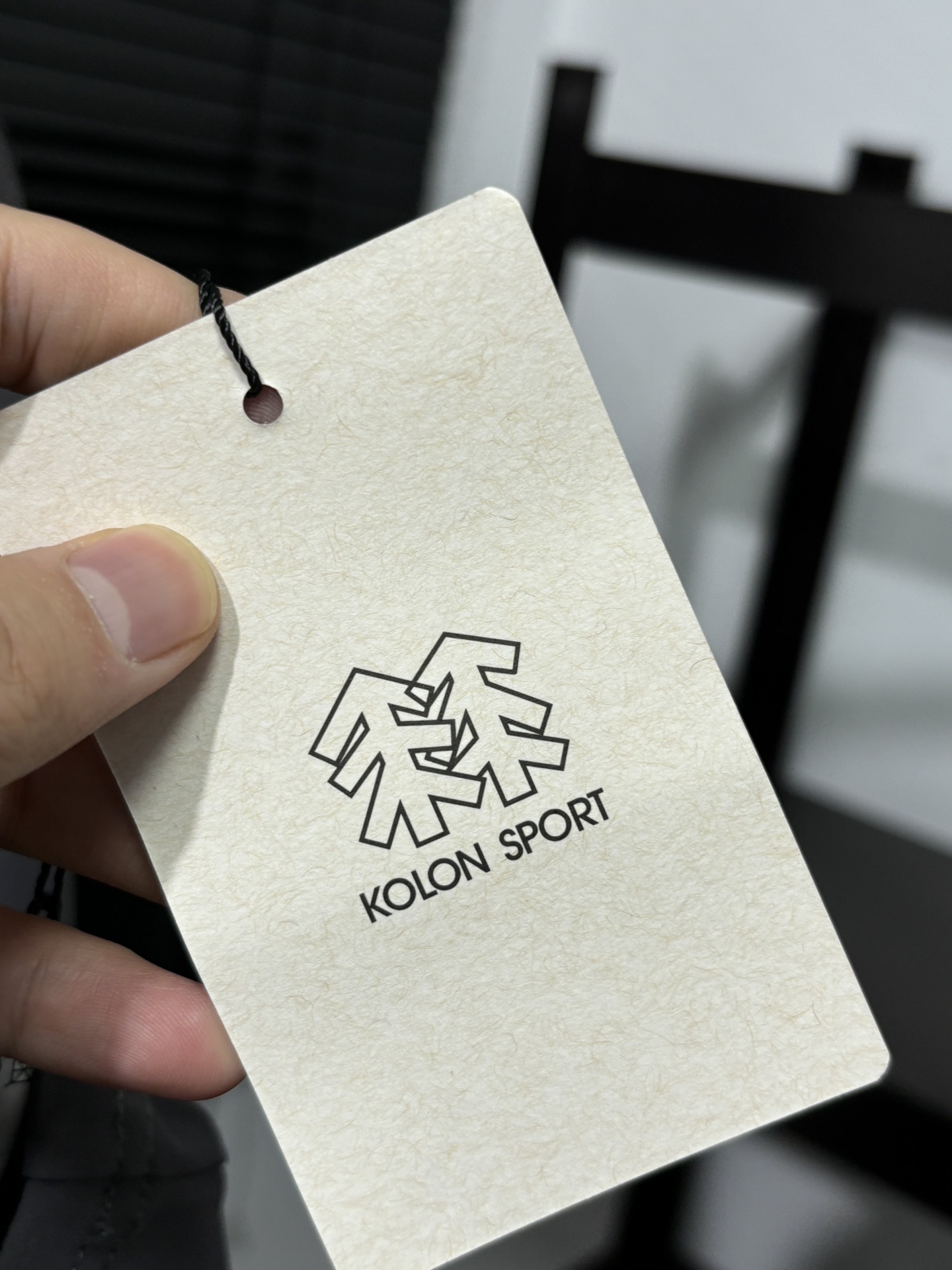 💰125
高版本，质量很好！可隆半高领小标打底长袖T恤！高弹力运动速干系列！可隆KOLON  SPORT秋冬长袖打底衫，长袖T恤！
胸前钢印小标，全身3D立体裁剪工艺！
25年可隆训练服薄款打底衫代购好货，Kolon Sport综训训练系列运动男士长袖针织衫内搭秋冬新款 透气 保暖 上身特别舒服、 外穿 打底 运动 多场景穿搭 达人必备！
科隆的面料大家应该都清楚，全部定制客供，不是一般面料能够比拟的。前期上的很多迪桑特的东西，都非常受大家的欢迎，本期这款长袖加绒T，绝对也是给大家一个福利！
高弹力尼龙客供面料，手感质感乃至上身体验感都绝佳。速干紧身，高弹力面料上身非常有型。健身，休闲，运动穿着绝对是你不二的选择！
颜色：米色  黑色    深灰色
尺码：M  L   XL  2XL
尺码 肩宽 胸围 衣长  体重
M       42   100  67  100-130斤
L        44    110  68  130-150斤
XL      46    114  70  150-170斤
2XL   48     116  72  170-190斤