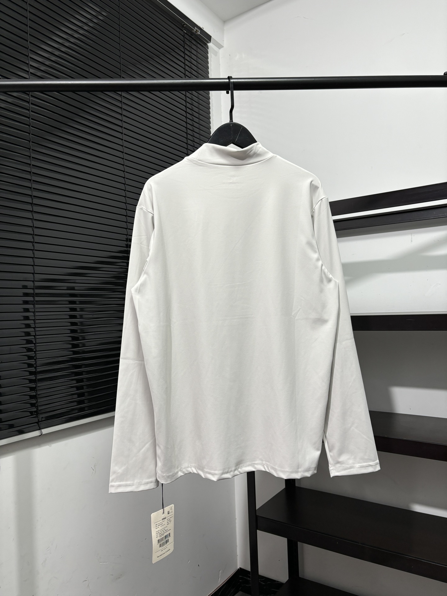 💰125
高版本，质量很好！可隆半高领小标打底长袖T恤！高弹力运动速干系列！可隆KOLON  SPORT秋冬长袖打底衫，长袖T恤！
胸前钢印小标，全身3D立体裁剪工艺！
25年可隆训练服薄款打底衫代购好货，Kolon Sport综训训练系列运动男士长袖针织衫内搭秋冬新款 透气 保暖 上身特别舒服、 外穿 打底 运动 多场景穿搭 达人必备！
科隆的面料大家应该都清楚，全部定制客供，不是一般面料能够比拟的。前期上的很多迪桑特的东西，都非常受大家的欢迎，本期这款长袖加绒T，绝对也是给大家一个福利！
高弹力尼龙客供面料，手感质感乃至上身体验感都绝佳。速干紧身，高弹力面料上身非常有型。健身，休闲，运动穿着绝对是你不二的选择！
颜色：米色  黑色    深灰色
尺码：M  L   XL  2XL
尺码 肩宽 胸围 衣长  体重
M       42   100  67  100-130斤
L        44    110  68  130-150斤
XL      46    114  70  150-170斤
2XL   48     116  72  170-190斤