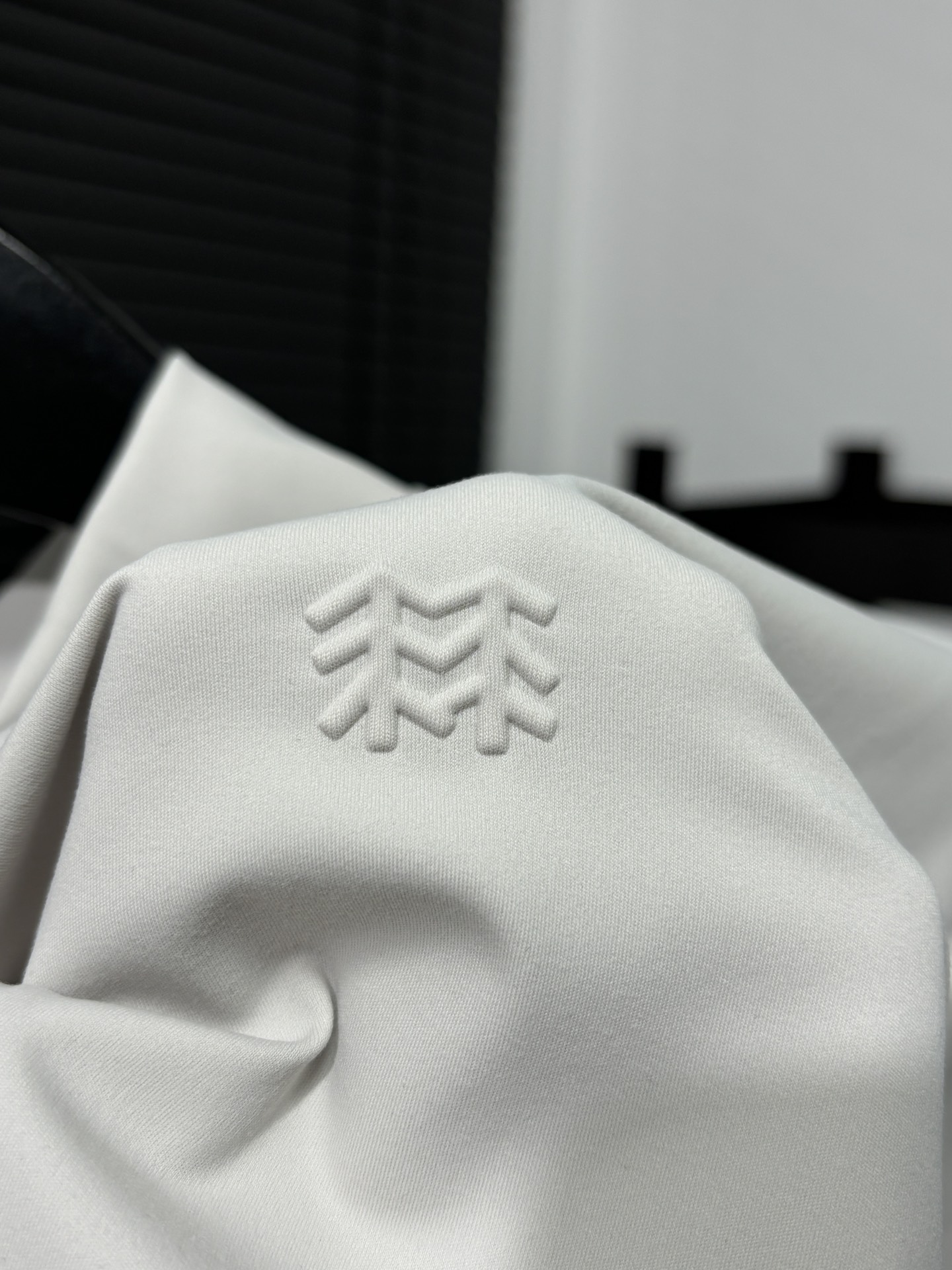 💰125
高版本，质量很好！可隆半高领小标打底长袖T恤！高弹力运动速干系列！可隆KOLON  SPORT秋冬长袖打底衫，长袖T恤！
胸前钢印小标，全身3D立体裁剪工艺！
25年可隆训练服薄款打底衫代购好货，Kolon Sport综训训练系列运动男士长袖针织衫内搭秋冬新款 透气 保暖 上身特别舒服、 外穿 打底 运动 多场景穿搭 达人必备！
科隆的面料大家应该都清楚，全部定制客供，不是一般面料能够比拟的。前期上的很多迪桑特的东西，都非常受大家的欢迎，本期这款长袖加绒T，绝对也是给大家一个福利！
高弹力尼龙客供面料，手感质感乃至上身体验感都绝佳。速干紧身，高弹力面料上身非常有型。健身，休闲，运动穿着绝对是你不二的选择！
颜色：米色  黑色    深灰色
尺码：M  L   XL  2XL
尺码 肩宽 胸围 衣长  体重
M       42   100  67  100-130斤
L        44    110  68  130-150斤
XL      46    114  70  150-170斤
2XL   48     116  72  170-190斤