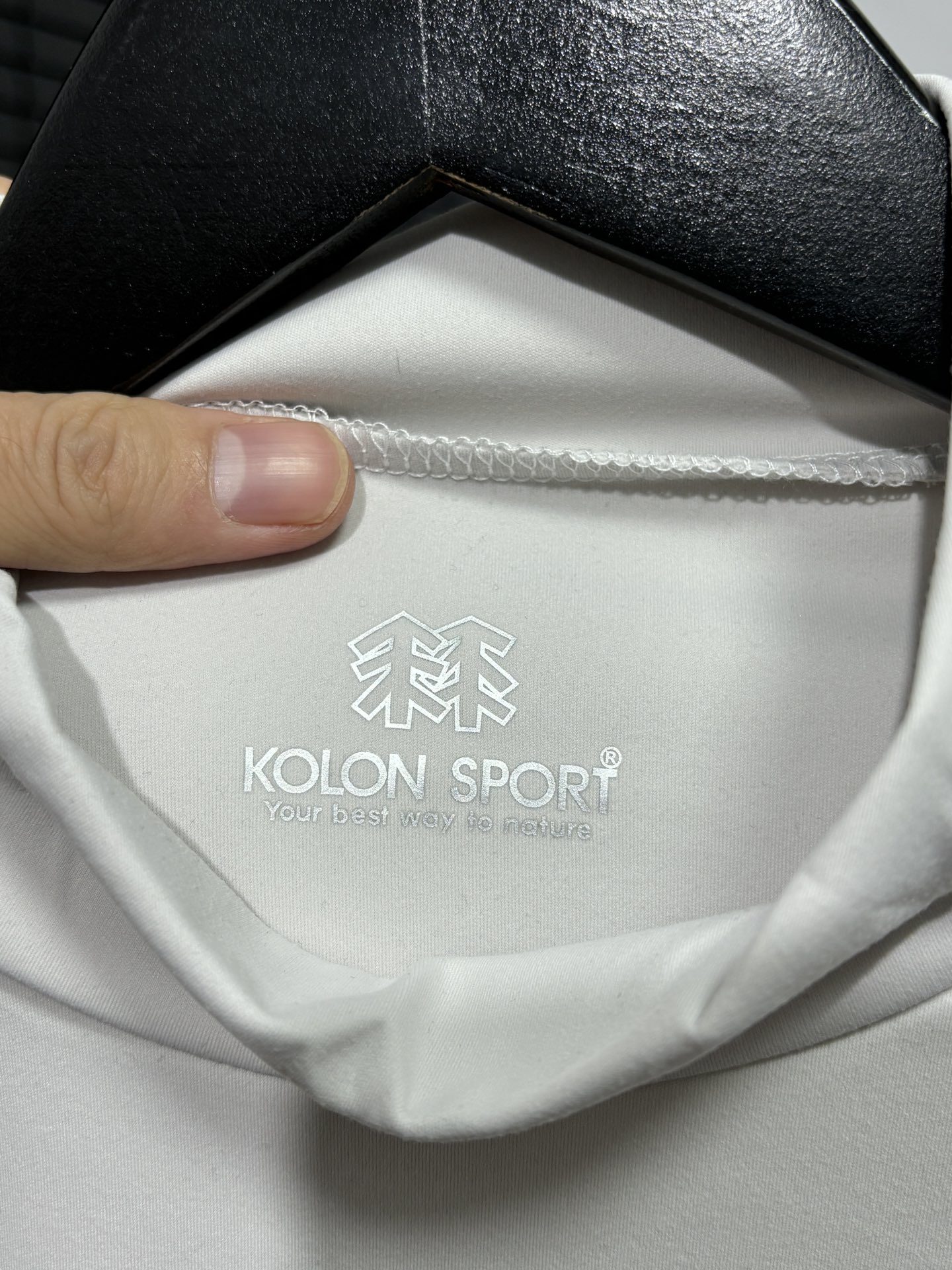 💰125
高版本，质量很好！可隆半高领小标打底长袖T恤！高弹力运动速干系列！可隆KOLON  SPORT秋冬长袖打底衫，长袖T恤！
胸前钢印小标，全身3D立体裁剪工艺！
25年可隆训练服薄款打底衫代购好货，Kolon Sport综训训练系列运动男士长袖针织衫内搭秋冬新款 透气 保暖 上身特别舒服、 外穿 打底 运动 多场景穿搭 达人必备！
科隆的面料大家应该都清楚，全部定制客供，不是一般面料能够比拟的。前期上的很多迪桑特的东西，都非常受大家的欢迎，本期这款长袖加绒T，绝对也是给大家一个福利！
高弹力尼龙客供面料，手感质感乃至上身体验感都绝佳。速干紧身，高弹力面料上身非常有型。健身，休闲，运动穿着绝对是你不二的选择！
颜色：米色  黑色    深灰色
尺码：M  L   XL  2XL
尺码 肩宽 胸围 衣长  体重
M       42   100  67  100-130斤
L        44    110  68  130-150斤
XL      46    114  70  150-170斤
2XL   48     116  72  170-190斤