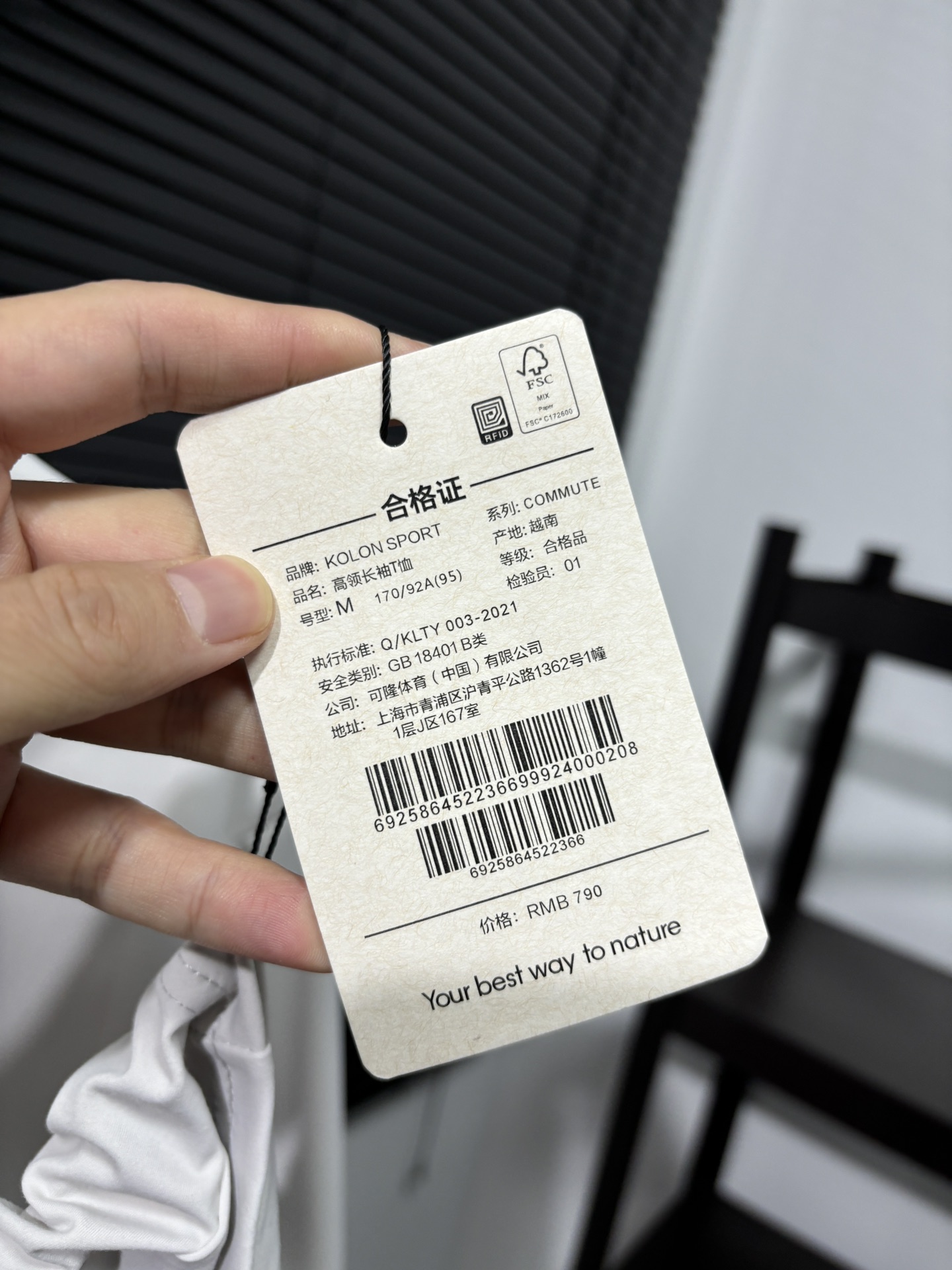 💰125
高版本，质量很好！可隆半高领小标打底长袖T恤！高弹力运动速干系列！可隆KOLON  SPORT秋冬长袖打底衫，长袖T恤！
胸前钢印小标，全身3D立体裁剪工艺！
25年可隆训练服薄款打底衫代购好货，Kolon Sport综训训练系列运动男士长袖针织衫内搭秋冬新款 透气 保暖 上身特别舒服、 外穿 打底 运动 多场景穿搭 达人必备！
科隆的面料大家应该都清楚，全部定制客供，不是一般面料能够比拟的。前期上的很多迪桑特的东西，都非常受大家的欢迎，本期这款长袖加绒T，绝对也是给大家一个福利！
高弹力尼龙客供面料，手感质感乃至上身体验感都绝佳。速干紧身，高弹力面料上身非常有型。健身，休闲，运动穿着绝对是你不二的选择！
颜色：米色  黑色    深灰色
尺码：M  L   XL  2XL
尺码 肩宽 胸围 衣长  体重
M       42   100  67  100-130斤
L        44    110  68  130-150斤
XL      46    114  70  150-170斤
2XL   48     116  72  170-190斤