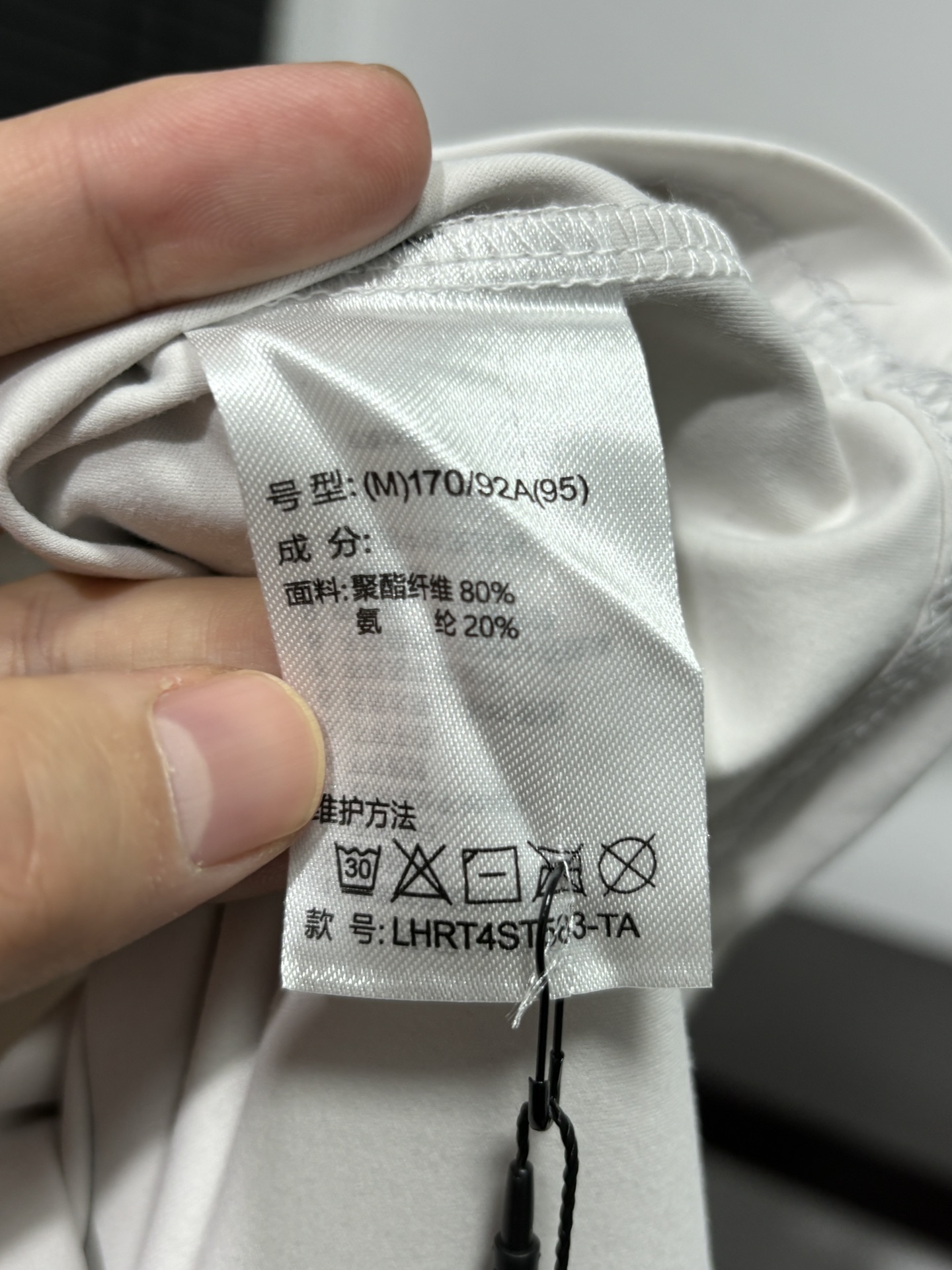 💰125
高版本，质量很好！可隆半高领小标打底长袖T恤！高弹力运动速干系列！可隆KOLON  SPORT秋冬长袖打底衫，长袖T恤！
胸前钢印小标，全身3D立体裁剪工艺！
25年可隆训练服薄款打底衫代购好货，Kolon Sport综训训练系列运动男士长袖针织衫内搭秋冬新款 透气 保暖 上身特别舒服、 外穿 打底 运动 多场景穿搭 达人必备！
科隆的面料大家应该都清楚，全部定制客供，不是一般面料能够比拟的。前期上的很多迪桑特的东西，都非常受大家的欢迎，本期这款长袖加绒T，绝对也是给大家一个福利！
高弹力尼龙客供面料，手感质感乃至上身体验感都绝佳。速干紧身，高弹力面料上身非常有型。健身，休闲，运动穿着绝对是你不二的选择！
颜色：米色  黑色    深灰色
尺码：M  L   XL  2XL
尺码 肩宽 胸围 衣长  体重
M       42   100  67  100-130斤
L        44    110  68  130-150斤
XL      46    114  70  150-170斤
2XL   48     116  72  170-190斤