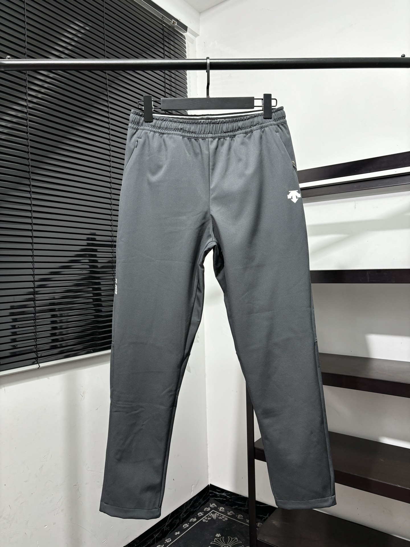 Descente Men's TRA Fleece-Lined Softshell Pants - Water-Resistant & Stylish