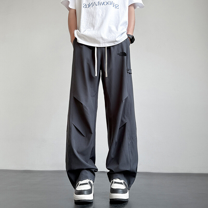 🛒购物价： 上新💰135 🔥
2025新款北面The North face休闲长裤束脚卫裤 北面logo完美呈现经典 纯棉材质 质感特赞 ， 上身舒适有型 超级百搭得一款裤子 喜欢户外旅行 工装风老板们必不可少得一条裤子！ 男女皆可上身 经典不过时，快手抖音小红书已推爆， 质量保证 真得是必入手得一款裤子! 完美穿搭 百搭不挑人 


颜色:图片色
尺码:图九

