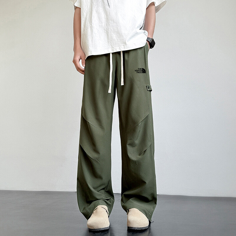 🛒购物价： 上新💰135 🔥
2025新款北面The North face休闲长裤束脚卫裤 北面logo完美呈现经典 纯棉材质 质感特赞 ， 上身舒适有型 超级百搭得一款裤子 喜欢户外旅行 工装风老板们必不可少得一条裤子！ 男女皆可上身 经典不过时，快手抖音小红书已推爆， 质量保证 真得是必入手得一款裤子! 完美穿搭 百搭不挑人 


颜色:图片色
尺码:图九

