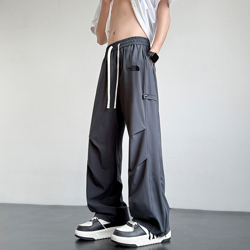 🛒购物价： 上新💰135 🔥
2025新款北面The North face休闲长裤束脚卫裤 北面logo完美呈现经典 纯棉材质 质感特赞 ， 上身舒适有型 超级百搭得一款裤子 喜欢户外旅行 工装风老板们必不可少得一条裤子！ 男女皆可上身 经典不过时，快手抖音小红书已推爆， 质量保证 真得是必入手得一款裤子! 完美穿搭 百搭不挑人 


颜色:图片色
尺码:图九

