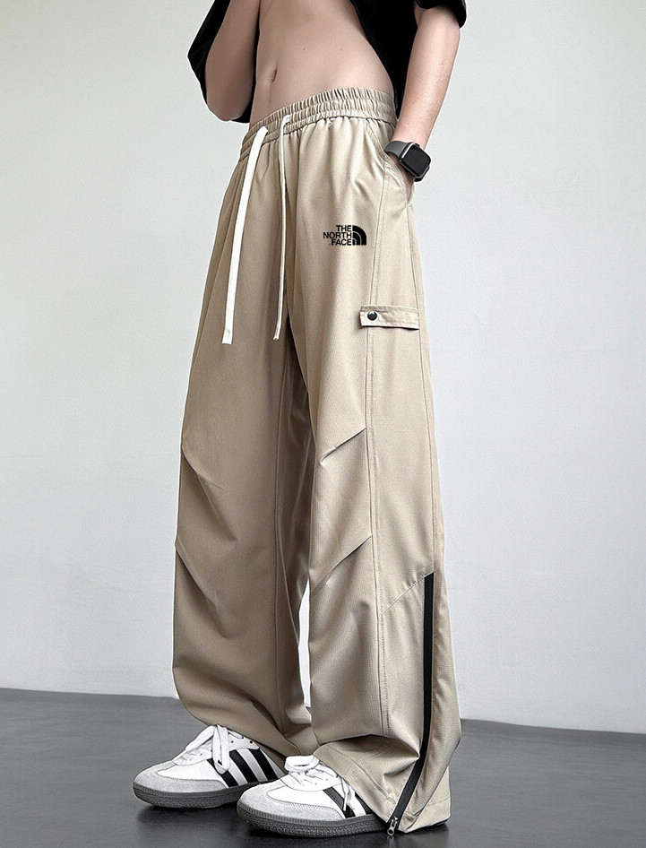 🛒购物价： 上新💰135 🔥
2025新款北面The North face休闲长裤束脚卫裤 北面logo完美呈现经典 纯棉材质 质感特赞 ， 上身舒适有型 超级百搭得一款裤子 喜欢户外旅行 工装风老板们必不可少得一条裤子！ 男女皆可上身 经典不过时，快手抖音小红书已推爆， 质量保证 真得是必入手得一款裤子! 完美穿搭 百搭不挑人 


颜色:图片色
尺码:图九

