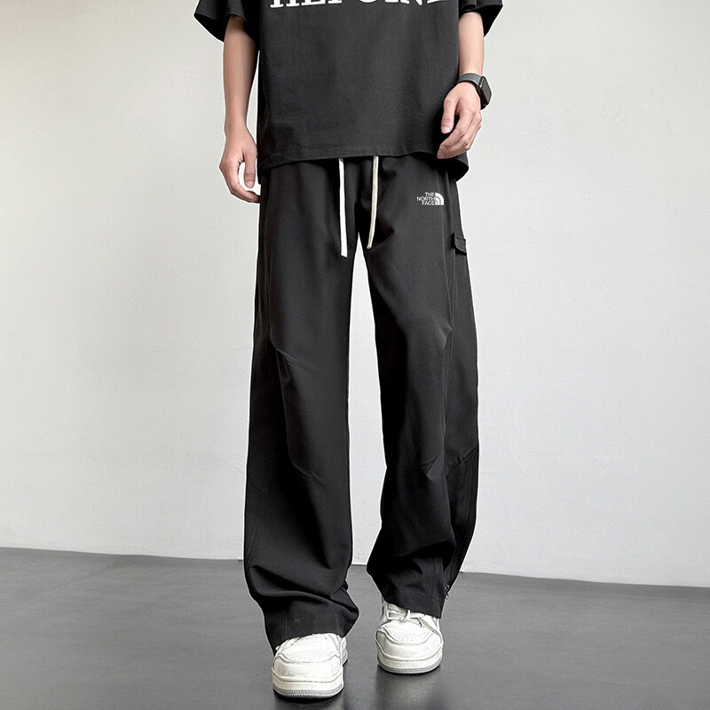 🛒购物价： 上新💰135 🔥
2025新款北面The North face休闲长裤束脚卫裤 北面logo完美呈现经典 纯棉材质 质感特赞 ， 上身舒适有型 超级百搭得一款裤子 喜欢户外旅行 工装风老板们必不可少得一条裤子！ 男女皆可上身 经典不过时，快手抖音小红书已推爆， 质量保证 真得是必入手得一款裤子! 完美穿搭 百搭不挑人 


颜色:图片色
尺码:图九

