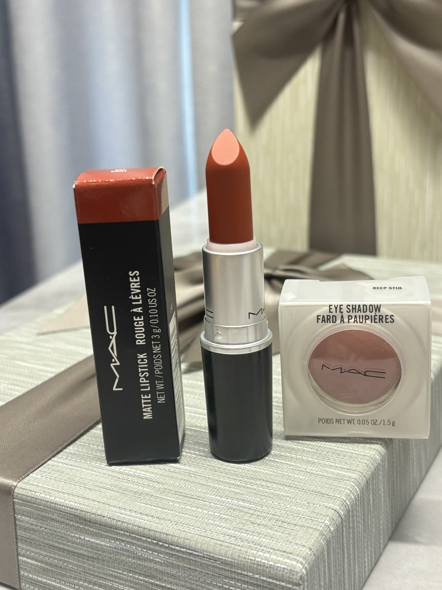 发325💰九件套   彩妆礼盒🎁 大合集12
⭕️ ꫛꫀꪝ ❥&mdash;&mdash;❤上新➡专柜品质【高奢彩妆多个品牌配套合 3支口红➕1支唇釉➕1个单色眼影➕小样香水3瓶】送小干花一束🌹
🎁配全套包装 含手提袋🛍 拿图报单
此套盒超值  口红都是正装 不是小样 
👑货品实拍🎬 我们家口红膏体💄一直都是放大几倍拍摄   绝对不是那种底版货品  送人不丢面 亲们放心购
⚠️随机免费赠贺卡 可代写㊗️福语 限30字以内（请备注）
套盒品类：
1. Dior迪奥烈焰蓝金口红#999丝绒
2. Dior迪奥花漾甜心女士小样淡香水5ml
3. YSL圣罗兰玻璃唇釉#610
4. 圣罗兰反转巴黎女士小样香水7.5ml
5. Chanel香奈儿山茶花黑管丝绒口红#627 
6. 香奈儿黄色五号N5EDP浓香小样香水7.5ml 
7. MAC经典子弹头口红#602
8. MAC单色眼影一个
9.🎁送小干花一束🌹

🤗我家所有套盒口红 都可自己任意搭配 如此套盒需要更换口红色号或其他品牌的口红  可下单备注 咨询 每支差价按单支计算即可

🌟迪奥烈焰蓝金传奇口红💄#999丝绒  新款丝绒质地上唇后雾蒙蒙的妆感 颜色要比缎光更偏水红色 质地比哑光更雾面 特别透亮滋润 要比一般的枣泥色更透亮一些 很显气色，素颜涂也木有问题

🌟Dior迪奥花漾甜心女士小样淡香水5ml
🌸 像甜甜的初恋，不过甜而不腻，充满了少女气息，非常适合温柔甜美的女孩子！前调不会很齁鼻，中后调越闻越清新自然，持香一整天完全没问题👌🏻小仙女夏天必备初恋感香水🌷

🌟chanel香奈儿山茶花丝绒口红💄#627 丝绒质地红棕色，非常好看，断货王。今年最好看的红棕色非他莫属，绝对是这个系列里最好看的一支，这种显白的颜色，不分春夏秋冬，怎么涂都好看！棕红调，像快要临近凋谢的玫瑰花瓣红在嘴巴上就是超有质感的红宝石，高级顺滑～

🌟香奈儿经典五号EDP小样香水7.5ml
香调:醛香花香
调前调:乙醛、橙花、依兰！
中调:茉莉、铃兰、玫瑰、鸢尾花、鸢尾根
后调:琥珀、麝香、香草、檀木香、广藿香、麝猫香～

🌟MAC经典子弹头口红💄#602 Chili小辣椒🌶️很美的铁锈红 美得一塌糊涂 红人榜第一位的唇膏 颜色超级特别 很上色 不用chili你永远不知道自己有多显白

🌟YSL圣罗兰黑管唇釉#610●冰乌龙 白月光乌龙奶茶 这支奶茶色真的很值得 镜面奶茶封神 清透的奶咖色 成膜很快的玻璃糖纸感 纯欲又温柔 日常伪素颜涂巨可 替代不了的颜色

🌟 YSL反转巴黎我真的爱!直男拒绝不了的香水!这款香水是她家非常经典的一款，圣罗兰反转巴黎系列，纯黑色领结的经典款，在网上的评价非常高，被称作是行走的春药，据专柜导购讲，很多恋爱中的小姐姐都是它的忠实粉😄，情人节马上就要来了，建议正在或即将约会的小姐姐入手一支，毕竟&ldquo;行走的春药&rdquo;并非浪得虚名，这个香味会明显提高对方对你的好感，爱情就是这么奇妙！
一闻到就让人心神撩动的甜欲香调 甜欲过后多了一份若即若离的疏远感。
小样包装携带方便！也真的巨少女心！
像粉水晶宝石切割的瓶身闪闪发光摆在梳妆台好可爱！

香水小样包装携带更方便！点滴试、无喷头，可做香薰！
口红、唇釉是正装，不是小样！

超级划算，专柜品质，细节实拍！

❤ 男票们 闺蜜们 送礼 首选款 包装精致 好看  高大尚！！！
数量有限～要是喜欢～一定要下手快^ _ ^ ️🥰