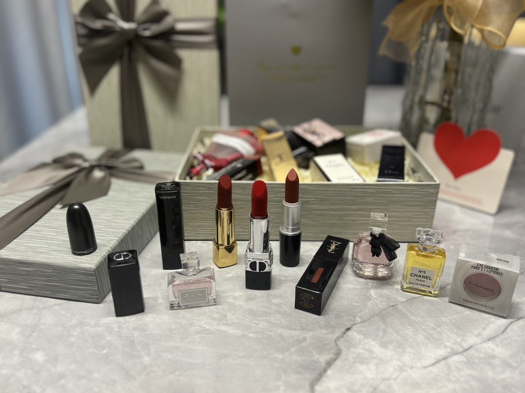 发325💰九件套   彩妆礼盒🎁 大合集12
⭕️ ꫛꫀꪝ ❥&mdash;&mdash;❤上新➡专柜品质【高奢彩妆多个品牌配套合 3支口红➕1支唇釉➕1个单色眼影➕小样香水3瓶】送小干花一束🌹
🎁配全套包装 含手提袋🛍 拿图报单
此套盒超值  口红都是正装 不是小样 
👑货品实拍🎬 我们家口红膏体💄一直都是放大几倍拍摄   绝对不是那种底版货品  送人不丢面 亲们放心购
⚠️随机免费赠贺卡 可代写㊗️福语 限30字以内（请备注）
套盒品类：
1. Dior迪奥烈焰蓝金口红#999丝绒
2. Dior迪奥花漾甜心女士小样淡香水5ml
3. YSL圣罗兰玻璃唇釉#610
4. 圣罗兰反转巴黎女士小样香水7.5ml
5. Chanel香奈儿山茶花黑管丝绒口红#627 
6. 香奈儿黄色五号N5EDP浓香小样香水7.5ml 
7. MAC经典子弹头口红#602
8. MAC单色眼影一个
9.🎁送小干花一束🌹

🤗我家所有套盒口红 都可自己任意搭配 如此套盒需要更换口红色号或其他品牌的口红  可下单备注 咨询 每支差价按单支计算即可

🌟迪奥烈焰蓝金传奇口红💄#999丝绒  新款丝绒质地上唇后雾蒙蒙的妆感 颜色要比缎光更偏水红色 质地比哑光更雾面 特别透亮滋润 要比一般的枣泥色更透亮一些 很显气色，素颜涂也木有问题

🌟Dior迪奥花漾甜心女士小样淡香水5ml
🌸 像甜甜的初恋，不过甜而不腻，充满了少女气息，非常适合温柔甜美的女孩子！前调不会很齁鼻，中后调越闻越清新自然，持香一整天完全没问题👌🏻小仙女夏天必备初恋感香水🌷

🌟chanel香奈儿山茶花丝绒口红💄#627 丝绒质地红棕色，非常好看，断货王。今年最好看的红棕色非他莫属，绝对是这个系列里最好看的一支，这种显白的颜色，不分春夏秋冬，怎么涂都好看！棕红调，像快要临近凋谢的玫瑰花瓣红在嘴巴上就是超有质感的红宝石，高级顺滑～

🌟香奈儿经典五号EDP小样香水7.5ml
香调:醛香花香
调前调:乙醛、橙花、依兰！
中调:茉莉、铃兰、玫瑰、鸢尾花、鸢尾根
后调:琥珀、麝香、香草、檀木香、广藿香、麝猫香～

🌟MAC经典子弹头口红💄#602 Chili小辣椒🌶️很美的铁锈红 美得一塌糊涂 红人榜第一位的唇膏 颜色超级特别 很上色 不用chili你永远不知道自己有多显白

🌟YSL圣罗兰黑管唇釉#610●冰乌龙 白月光乌龙奶茶 这支奶茶色真的很值得 镜面奶茶封神 清透的奶咖色 成膜很快的玻璃糖纸感 纯欲又温柔 日常伪素颜涂巨可 替代不了的颜色

🌟 YSL反转巴黎我真的爱!直男拒绝不了的香水!这款香水是她家非常经典的一款，圣罗兰反转巴黎系列，纯黑色领结的经典款，在网上的评价非常高，被称作是行走的春药，据专柜导购讲，很多恋爱中的小姐姐都是它的忠实粉😄，情人节马上就要来了，建议正在或即将约会的小姐姐入手一支，毕竟&ldquo;行走的春药&rdquo;并非浪得虚名，这个香味会明显提高对方对你的好感，爱情就是这么奇妙！
一闻到就让人心神撩动的甜欲香调 甜欲过后多了一份若即若离的疏远感。
小样包装携带方便！也真的巨少女心！
像粉水晶宝石切割的瓶身闪闪发光摆在梳妆台好可爱！

香水小样包装携带更方便！点滴试、无喷头，可做香薰！
口红、唇釉是正装，不是小样！

超级划算，专柜品质，细节实拍！

❤ 男票们 闺蜜们 送礼 首选款 包装精致 好看  高大尚！！！
数量有限～要是喜欢～一定要下手快^ _ ^ ️🥰