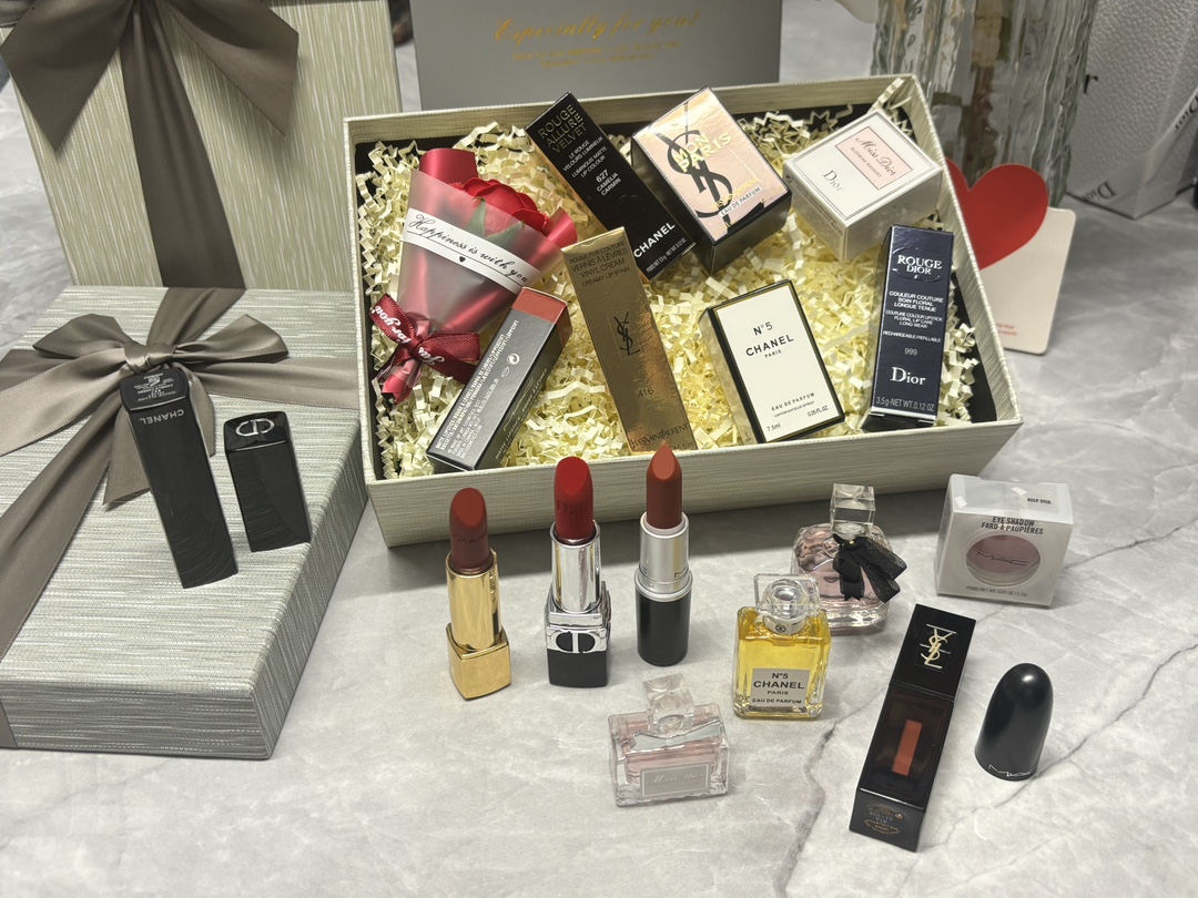 发325💰九件套   彩妆礼盒🎁 大合集12
⭕️ ꫛꫀꪝ ❥&mdash;&mdash;❤上新➡专柜品质【高奢彩妆多个品牌配套合 3支口红➕1支唇釉➕1个单色眼影➕小样香水3瓶】送小干花一束🌹
🎁配全套包装 含手提袋🛍 拿图报单
此套盒超值  口红都是正装 不是小样 
👑货品实拍🎬 我们家口红膏体💄一直都是放大几倍拍摄   绝对不是那种底版货品  送人不丢面 亲们放心购
⚠️随机免费赠贺卡 可代写㊗️福语 限30字以内（请备注）
套盒品类：
1. Dior迪奥烈焰蓝金口红#999丝绒
2. Dior迪奥花漾甜心女士小样淡香水5ml
3. YSL圣罗兰玻璃唇釉#610
4. 圣罗兰反转巴黎女士小样香水7.5ml
5. Chanel香奈儿山茶花黑管丝绒口红#627 
6. 香奈儿黄色五号N5EDP浓香小样香水7.5ml 
7. MAC经典子弹头口红#602
8. MAC单色眼影一个
9.🎁送小干花一束🌹

🤗我家所有套盒口红 都可自己任意搭配 如此套盒需要更换口红色号或其他品牌的口红  可下单备注 咨询 每支差价按单支计算即可

🌟迪奥烈焰蓝金传奇口红💄#999丝绒  新款丝绒质地上唇后雾蒙蒙的妆感 颜色要比缎光更偏水红色 质地比哑光更雾面 特别透亮滋润 要比一般的枣泥色更透亮一些 很显气色，素颜涂也木有问题

🌟Dior迪奥花漾甜心女士小样淡香水5ml
🌸 像甜甜的初恋，不过甜而不腻，充满了少女气息，非常适合温柔甜美的女孩子！前调不会很齁鼻，中后调越闻越清新自然，持香一整天完全没问题👌🏻小仙女夏天必备初恋感香水🌷

🌟chanel香奈儿山茶花丝绒口红💄#627 丝绒质地红棕色，非常好看，断货王。今年最好看的红棕色非他莫属，绝对是这个系列里最好看的一支，这种显白的颜色，不分春夏秋冬，怎么涂都好看！棕红调，像快要临近凋谢的玫瑰花瓣红在嘴巴上就是超有质感的红宝石，高级顺滑～

🌟香奈儿经典五号EDP小样香水7.5ml
香调:醛香花香
调前调:乙醛、橙花、依兰！
中调:茉莉、铃兰、玫瑰、鸢尾花、鸢尾根
后调:琥珀、麝香、香草、檀木香、广藿香、麝猫香～

🌟MAC经典子弹头口红💄#602 Chili小辣椒🌶️很美的铁锈红 美得一塌糊涂 红人榜第一位的唇膏 颜色超级特别 很上色 不用chili你永远不知道自己有多显白

🌟YSL圣罗兰黑管唇釉#610●冰乌龙 白月光乌龙奶茶 这支奶茶色真的很值得 镜面奶茶封神 清透的奶咖色 成膜很快的玻璃糖纸感 纯欲又温柔 日常伪素颜涂巨可 替代不了的颜色

🌟 YSL反转巴黎我真的爱!直男拒绝不了的香水!这款香水是她家非常经典的一款，圣罗兰反转巴黎系列，纯黑色领结的经典款，在网上的评价非常高，被称作是行走的春药，据专柜导购讲，很多恋爱中的小姐姐都是它的忠实粉😄，情人节马上就要来了，建议正在或即将约会的小姐姐入手一支，毕竟&ldquo;行走的春药&rdquo;并非浪得虚名，这个香味会明显提高对方对你的好感，爱情就是这么奇妙！
一闻到就让人心神撩动的甜欲香调 甜欲过后多了一份若即若离的疏远感。
小样包装携带方便！也真的巨少女心！
像粉水晶宝石切割的瓶身闪闪发光摆在梳妆台好可爱！

香水小样包装携带更方便！点滴试、无喷头，可做香薰！
口红、唇釉是正装，不是小样！

超级划算，专柜品质，细节实拍！

❤ 男票们 闺蜜们 送礼 首选款 包装精致 好看  高大尚！！！
数量有限～要是喜欢～一定要下手快^ _ ^ ️🥰