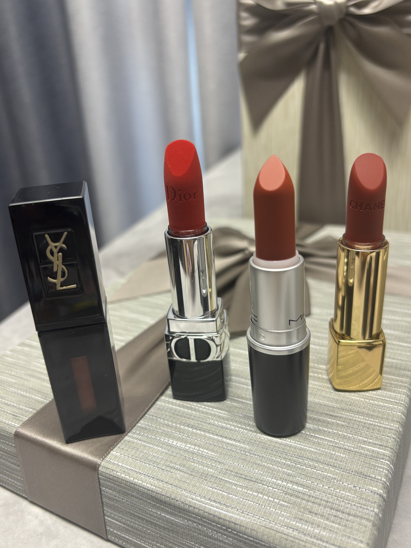 发325💰九件套   彩妆礼盒🎁 大合集12
⭕️ ꫛꫀꪝ ❥&mdash;&mdash;❤上新➡专柜品质【高奢彩妆多个品牌配套合 3支口红➕1支唇釉➕1个单色眼影➕小样香水3瓶】送小干花一束🌹
🎁配全套包装 含手提袋🛍 拿图报单
此套盒超值  口红都是正装 不是小样 
👑货品实拍🎬 我们家口红膏体💄一直都是放大几倍拍摄   绝对不是那种底版货品  送人不丢面 亲们放心购
⚠️随机免费赠贺卡 可代写㊗️福语 限30字以内（请备注）
套盒品类：
1. Dior迪奥烈焰蓝金口红#999丝绒
2. Dior迪奥花漾甜心女士小样淡香水5ml
3. YSL圣罗兰玻璃唇釉#610
4. 圣罗兰反转巴黎女士小样香水7.5ml
5. Chanel香奈儿山茶花黑管丝绒口红#627 
6. 香奈儿黄色五号N5EDP浓香小样香水7.5ml 
7. MAC经典子弹头口红#602
8. MAC单色眼影一个
9.🎁送小干花一束🌹

🤗我家所有套盒口红 都可自己任意搭配 如此套盒需要更换口红色号或其他品牌的口红  可下单备注 咨询 每支差价按单支计算即可

🌟迪奥烈焰蓝金传奇口红💄#999丝绒  新款丝绒质地上唇后雾蒙蒙的妆感 颜色要比缎光更偏水红色 质地比哑光更雾面 特别透亮滋润 要比一般的枣泥色更透亮一些 很显气色，素颜涂也木有问题

🌟Dior迪奥花漾甜心女士小样淡香水5ml
🌸 像甜甜的初恋，不过甜而不腻，充满了少女气息，非常适合温柔甜美的女孩子！前调不会很齁鼻，中后调越闻越清新自然，持香一整天完全没问题👌🏻小仙女夏天必备初恋感香水🌷

🌟chanel香奈儿山茶花丝绒口红💄#627 丝绒质地红棕色，非常好看，断货王。今年最好看的红棕色非他莫属，绝对是这个系列里最好看的一支，这种显白的颜色，不分春夏秋冬，怎么涂都好看！棕红调，像快要临近凋谢的玫瑰花瓣红在嘴巴上就是超有质感的红宝石，高级顺滑～

🌟香奈儿经典五号EDP小样香水7.5ml
香调:醛香花香
调前调:乙醛、橙花、依兰！
中调:茉莉、铃兰、玫瑰、鸢尾花、鸢尾根
后调:琥珀、麝香、香草、檀木香、广藿香、麝猫香～

🌟MAC经典子弹头口红💄#602 Chili小辣椒🌶️很美的铁锈红 美得一塌糊涂 红人榜第一位的唇膏 颜色超级特别 很上色 不用chili你永远不知道自己有多显白

🌟YSL圣罗兰黑管唇釉#610●冰乌龙 白月光乌龙奶茶 这支奶茶色真的很值得 镜面奶茶封神 清透的奶咖色 成膜很快的玻璃糖纸感 纯欲又温柔 日常伪素颜涂巨可 替代不了的颜色

🌟 YSL反转巴黎我真的爱!直男拒绝不了的香水!这款香水是她家非常经典的一款，圣罗兰反转巴黎系列，纯黑色领结的经典款，在网上的评价非常高，被称作是行走的春药，据专柜导购讲，很多恋爱中的小姐姐都是它的忠实粉😄，情人节马上就要来了，建议正在或即将约会的小姐姐入手一支，毕竟&ldquo;行走的春药&rdquo;并非浪得虚名，这个香味会明显提高对方对你的好感，爱情就是这么奇妙！
一闻到就让人心神撩动的甜欲香调 甜欲过后多了一份若即若离的疏远感。
小样包装携带方便！也真的巨少女心！
像粉水晶宝石切割的瓶身闪闪发光摆在梳妆台好可爱！

香水小样包装携带更方便！点滴试、无喷头，可做香薰！
口红、唇釉是正装，不是小样！

超级划算，专柜品质，细节实拍！

❤ 男票们 闺蜜们 送礼 首选款 包装精致 好看  高大尚！！！
数量有限～要是喜欢～一定要下手快^ _ ^ ️🥰