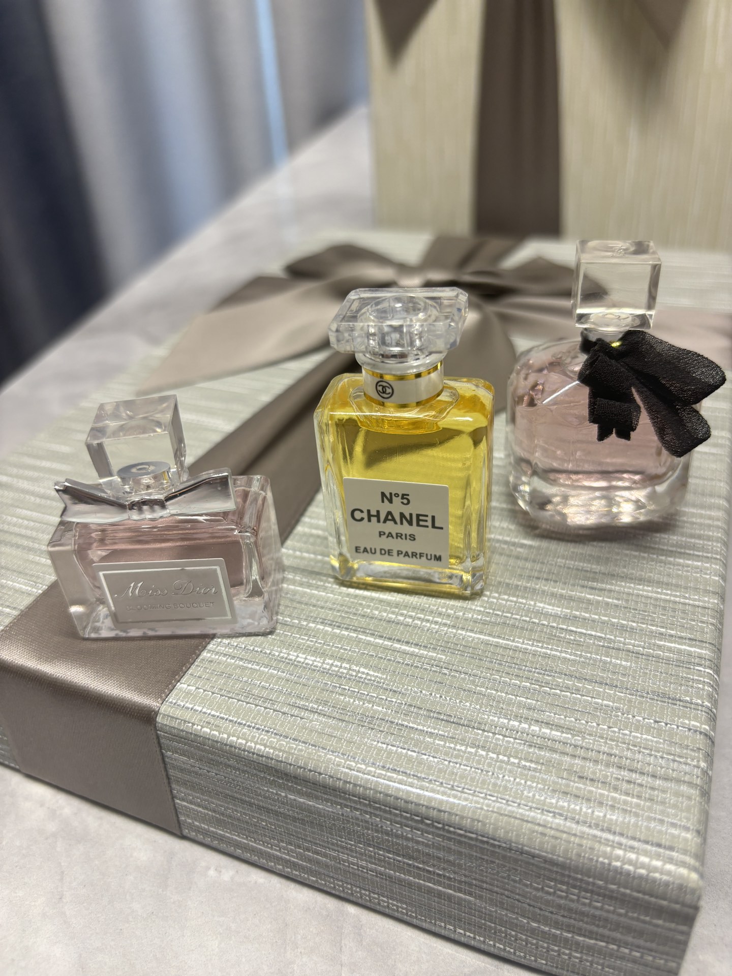 发325💰九件套   彩妆礼盒🎁 大合集12
⭕️ ꫛꫀꪝ ❥&mdash;&mdash;❤上新➡专柜品质【高奢彩妆多个品牌配套合 3支口红➕1支唇釉➕1个单色眼影➕小样香水3瓶】送小干花一束🌹
🎁配全套包装 含手提袋🛍 拿图报单
此套盒超值  口红都是正装 不是小样 
👑货品实拍🎬 我们家口红膏体💄一直都是放大几倍拍摄   绝对不是那种底版货品  送人不丢面 亲们放心购
⚠️随机免费赠贺卡 可代写㊗️福语 限30字以内（请备注）
套盒品类：
1. Dior迪奥烈焰蓝金口红#999丝绒
2. Dior迪奥花漾甜心女士小样淡香水5ml
3. YSL圣罗兰玻璃唇釉#610
4. 圣罗兰反转巴黎女士小样香水7.5ml
5. Chanel香奈儿山茶花黑管丝绒口红#627 
6. 香奈儿黄色五号N5EDP浓香小样香水7.5ml 
7. MAC经典子弹头口红#602
8. MAC单色眼影一个
9.🎁送小干花一束🌹

🤗我家所有套盒口红 都可自己任意搭配 如此套盒需要更换口红色号或其他品牌的口红  可下单备注 咨询 每支差价按单支计算即可

🌟迪奥烈焰蓝金传奇口红💄#999丝绒  新款丝绒质地上唇后雾蒙蒙的妆感 颜色要比缎光更偏水红色 质地比哑光更雾面 特别透亮滋润 要比一般的枣泥色更透亮一些 很显气色，素颜涂也木有问题

🌟Dior迪奥花漾甜心女士小样淡香水5ml
🌸 像甜甜的初恋，不过甜而不腻，充满了少女气息，非常适合温柔甜美的女孩子！前调不会很齁鼻，中后调越闻越清新自然，持香一整天完全没问题👌🏻小仙女夏天必备初恋感香水🌷

🌟chanel香奈儿山茶花丝绒口红💄#627 丝绒质地红棕色，非常好看，断货王。今年最好看的红棕色非他莫属，绝对是这个系列里最好看的一支，这种显白的颜色，不分春夏秋冬，怎么涂都好看！棕红调，像快要临近凋谢的玫瑰花瓣红在嘴巴上就是超有质感的红宝石，高级顺滑～

🌟香奈儿经典五号EDP小样香水7.5ml
香调:醛香花香
调前调:乙醛、橙花、依兰！
中调:茉莉、铃兰、玫瑰、鸢尾花、鸢尾根
后调:琥珀、麝香、香草、檀木香、广藿香、麝猫香～

🌟MAC经典子弹头口红💄#602 Chili小辣椒🌶️很美的铁锈红 美得一塌糊涂 红人榜第一位的唇膏 颜色超级特别 很上色 不用chili你永远不知道自己有多显白

🌟YSL圣罗兰黑管唇釉#610●冰乌龙 白月光乌龙奶茶 这支奶茶色真的很值得 镜面奶茶封神 清透的奶咖色 成膜很快的玻璃糖纸感 纯欲又温柔 日常伪素颜涂巨可 替代不了的颜色

🌟 YSL反转巴黎我真的爱!直男拒绝不了的香水!这款香水是她家非常经典的一款，圣罗兰反转巴黎系列，纯黑色领结的经典款，在网上的评价非常高，被称作是行走的春药，据专柜导购讲，很多恋爱中的小姐姐都是它的忠实粉😄，情人节马上就要来了，建议正在或即将约会的小姐姐入手一支，毕竟&ldquo;行走的春药&rdquo;并非浪得虚名，这个香味会明显提高对方对你的好感，爱情就是这么奇妙！
一闻到就让人心神撩动的甜欲香调 甜欲过后多了一份若即若离的疏远感。
小样包装携带方便！也真的巨少女心！
像粉水晶宝石切割的瓶身闪闪发光摆在梳妆台好可爱！

香水小样包装携带更方便！点滴试、无喷头，可做香薰！
口红、唇釉是正装，不是小样！

超级划算，专柜品质，细节实拍！

❤ 男票们 闺蜜们 送礼 首选款 包装精致 好看  高大尚！！！
数量有限～要是喜欢～一定要下手快^ _ ^ ️🥰