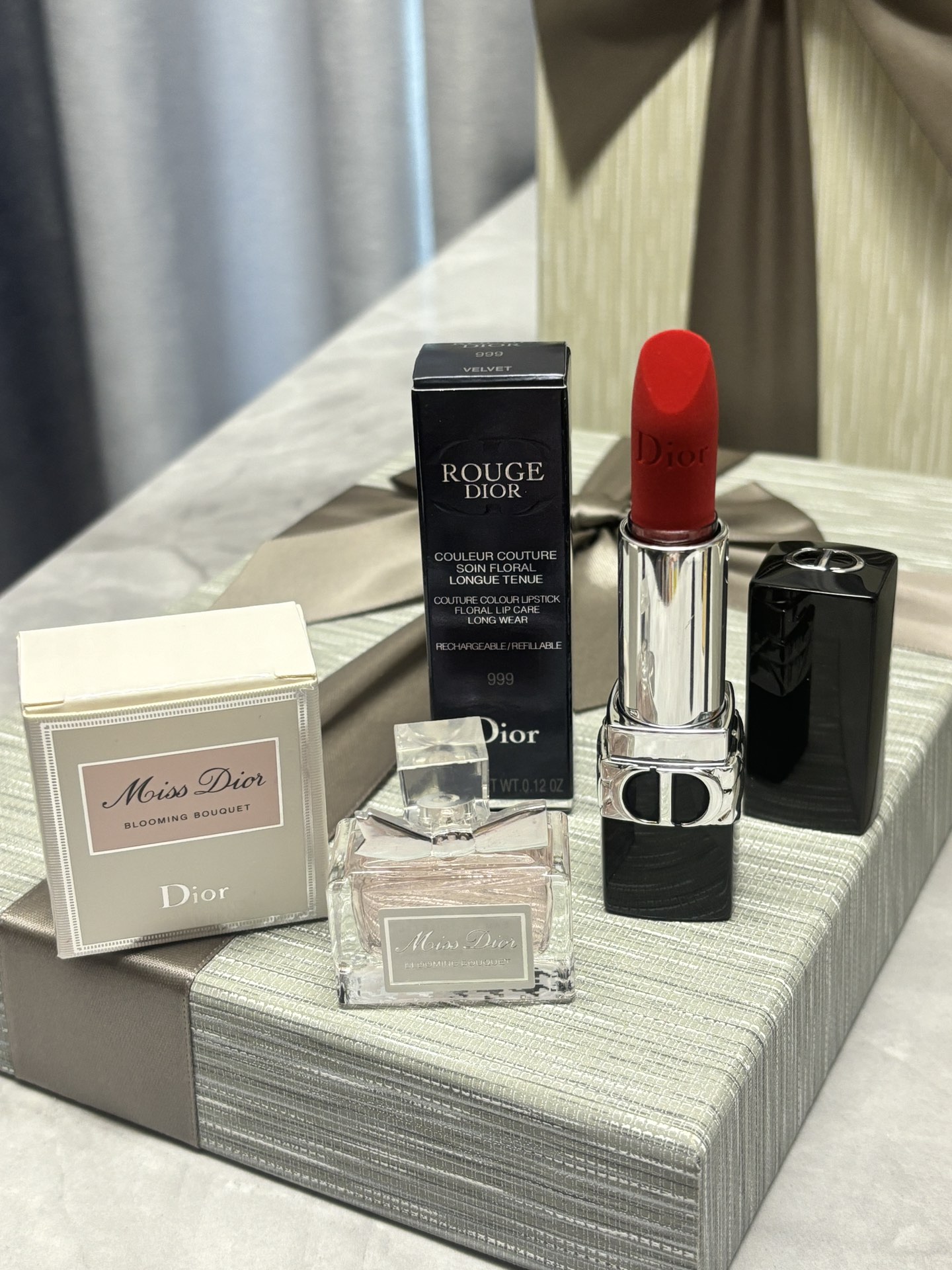 发325💰九件套   彩妆礼盒🎁 大合集12
⭕️ ꫛꫀꪝ ❥&mdash;&mdash;❤上新➡专柜品质【高奢彩妆多个品牌配套合 3支口红➕1支唇釉➕1个单色眼影➕小样香水3瓶】送小干花一束🌹
🎁配全套包装 含手提袋🛍 拿图报单
此套盒超值  口红都是正装 不是小样 
👑货品实拍🎬 我们家口红膏体💄一直都是放大几倍拍摄   绝对不是那种底版货品  送人不丢面 亲们放心购
⚠️随机免费赠贺卡 可代写㊗️福语 限30字以内（请备注）
套盒品类：
1. Dior迪奥烈焰蓝金口红#999丝绒
2. Dior迪奥花漾甜心女士小样淡香水5ml
3. YSL圣罗兰玻璃唇釉#610
4. 圣罗兰反转巴黎女士小样香水7.5ml
5. Chanel香奈儿山茶花黑管丝绒口红#627 
6. 香奈儿黄色五号N5EDP浓香小样香水7.5ml 
7. MAC经典子弹头口红#602
8. MAC单色眼影一个
9.🎁送小干花一束🌹

🤗我家所有套盒口红 都可自己任意搭配 如此套盒需要更换口红色号或其他品牌的口红  可下单备注 咨询 每支差价按单支计算即可

🌟迪奥烈焰蓝金传奇口红💄#999丝绒  新款丝绒质地上唇后雾蒙蒙的妆感 颜色要比缎光更偏水红色 质地比哑光更雾面 特别透亮滋润 要比一般的枣泥色更透亮一些 很显气色，素颜涂也木有问题

🌟Dior迪奥花漾甜心女士小样淡香水5ml
🌸 像甜甜的初恋，不过甜而不腻，充满了少女气息，非常适合温柔甜美的女孩子！前调不会很齁鼻，中后调越闻越清新自然，持香一整天完全没问题👌🏻小仙女夏天必备初恋感香水🌷

🌟chanel香奈儿山茶花丝绒口红💄#627 丝绒质地红棕色，非常好看，断货王。今年最好看的红棕色非他莫属，绝对是这个系列里最好看的一支，这种显白的颜色，不分春夏秋冬，怎么涂都好看！棕红调，像快要临近凋谢的玫瑰花瓣红在嘴巴上就是超有质感的红宝石，高级顺滑～

🌟香奈儿经典五号EDP小样香水7.5ml
香调:醛香花香
调前调:乙醛、橙花、依兰！
中调:茉莉、铃兰、玫瑰、鸢尾花、鸢尾根
后调:琥珀、麝香、香草、檀木香、广藿香、麝猫香～

🌟MAC经典子弹头口红💄#602 Chili小辣椒🌶️很美的铁锈红 美得一塌糊涂 红人榜第一位的唇膏 颜色超级特别 很上色 不用chili你永远不知道自己有多显白

🌟YSL圣罗兰黑管唇釉#610●冰乌龙 白月光乌龙奶茶 这支奶茶色真的很值得 镜面奶茶封神 清透的奶咖色 成膜很快的玻璃糖纸感 纯欲又温柔 日常伪素颜涂巨可 替代不了的颜色

🌟 YSL反转巴黎我真的爱!直男拒绝不了的香水!这款香水是她家非常经典的一款，圣罗兰反转巴黎系列，纯黑色领结的经典款，在网上的评价非常高，被称作是行走的春药，据专柜导购讲，很多恋爱中的小姐姐都是它的忠实粉😄，情人节马上就要来了，建议正在或即将约会的小姐姐入手一支，毕竟&ldquo;行走的春药&rdquo;并非浪得虚名，这个香味会明显提高对方对你的好感，爱情就是这么奇妙！
一闻到就让人心神撩动的甜欲香调 甜欲过后多了一份若即若离的疏远感。
小样包装携带方便！也真的巨少女心！
像粉水晶宝石切割的瓶身闪闪发光摆在梳妆台好可爱！

香水小样包装携带更方便！点滴试、无喷头，可做香薰！
口红、唇釉是正装，不是小样！

超级划算，专柜品质，细节实拍！

❤ 男票们 闺蜜们 送礼 首选款 包装精致 好看  高大尚！！！
数量有限～要是喜欢～一定要下手快^ _ ^ ️🥰