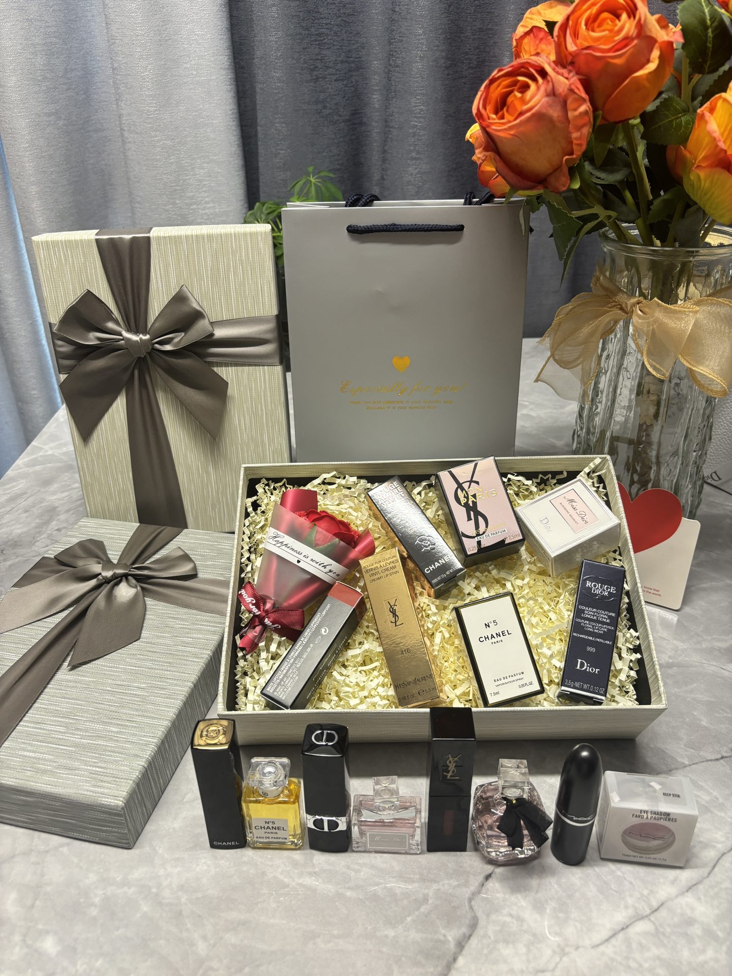 发325💰九件套   彩妆礼盒🎁 大合集12
⭕️ ꫛꫀꪝ ❥&mdash;&mdash;❤上新➡专柜品质【高奢彩妆多个品牌配套合 3支口红➕1支唇釉➕1个单色眼影➕小样香水3瓶】送小干花一束🌹
🎁配全套包装 含手提袋🛍 拿图报单
此套盒超值  口红都是正装 不是小样 
👑货品实拍🎬 我们家口红膏体💄一直都是放大几倍拍摄   绝对不是那种底版货品  送人不丢面 亲们放心购
⚠️随机免费赠贺卡 可代写㊗️福语 限30字以内（请备注）
套盒品类：
1. Dior迪奥烈焰蓝金口红#999丝绒
2. Dior迪奥花漾甜心女士小样淡香水5ml
3. YSL圣罗兰玻璃唇釉#610
4. 圣罗兰反转巴黎女士小样香水7.5ml
5. Chanel香奈儿山茶花黑管丝绒口红#627 
6. 香奈儿黄色五号N5EDP浓香小样香水7.5ml 
7. MAC经典子弹头口红#602
8. MAC单色眼影一个
9.🎁送小干花一束🌹

🤗我家所有套盒口红 都可自己任意搭配 如此套盒需要更换口红色号或其他品牌的口红  可下单备注 咨询 每支差价按单支计算即可

🌟迪奥烈焰蓝金传奇口红💄#999丝绒  新款丝绒质地上唇后雾蒙蒙的妆感 颜色要比缎光更偏水红色 质地比哑光更雾面 特别透亮滋润 要比一般的枣泥色更透亮一些 很显气色，素颜涂也木有问题

🌟Dior迪奥花漾甜心女士小样淡香水5ml
🌸 像甜甜的初恋，不过甜而不腻，充满了少女气息，非常适合温柔甜美的女孩子！前调不会很齁鼻，中后调越闻越清新自然，持香一整天完全没问题👌🏻小仙女夏天必备初恋感香水🌷

🌟chanel香奈儿山茶花丝绒口红💄#627 丝绒质地红棕色，非常好看，断货王。今年最好看的红棕色非他莫属，绝对是这个系列里最好看的一支，这种显白的颜色，不分春夏秋冬，怎么涂都好看！棕红调，像快要临近凋谢的玫瑰花瓣红在嘴巴上就是超有质感的红宝石，高级顺滑～

🌟香奈儿经典五号EDP小样香水7.5ml
香调:醛香花香
调前调:乙醛、橙花、依兰！
中调:茉莉、铃兰、玫瑰、鸢尾花、鸢尾根
后调:琥珀、麝香、香草、檀木香、广藿香、麝猫香～

🌟MAC经典子弹头口红💄#602 Chili小辣椒🌶️很美的铁锈红 美得一塌糊涂 红人榜第一位的唇膏 颜色超级特别 很上色 不用chili你永远不知道自己有多显白

🌟YSL圣罗兰黑管唇釉#610●冰乌龙 白月光乌龙奶茶 这支奶茶色真的很值得 镜面奶茶封神 清透的奶咖色 成膜很快的玻璃糖纸感 纯欲又温柔 日常伪素颜涂巨可 替代不了的颜色

🌟 YSL反转巴黎我真的爱!直男拒绝不了的香水!这款香水是她家非常经典的一款，圣罗兰反转巴黎系列，纯黑色领结的经典款，在网上的评价非常高，被称作是行走的春药，据专柜导购讲，很多恋爱中的小姐姐都是它的忠实粉😄，情人节马上就要来了，建议正在或即将约会的小姐姐入手一支，毕竟&ldquo;行走的春药&rdquo;并非浪得虚名，这个香味会明显提高对方对你的好感，爱情就是这么奇妙！
一闻到就让人心神撩动的甜欲香调 甜欲过后多了一份若即若离的疏远感。
小样包装携带方便！也真的巨少女心！
像粉水晶宝石切割的瓶身闪闪发光摆在梳妆台好可爱！

香水小样包装携带更方便！点滴试、无喷头，可做香薰！
口红、唇釉是正装，不是小样！

超级划算，专柜品质，细节实拍！

❤ 男票们 闺蜜们 送礼 首选款 包装精致 好看  高大尚！！！
数量有限～要是喜欢～一定要下手快^ _ ^ ️🥰