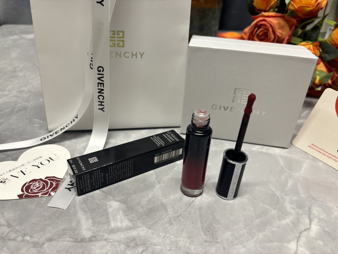 发 205💰/礼盒装    ⭕️ ꫛꫀꪝ ❥&mdash;&mdash;❤ 上新➡️【GIVENCHY纪梵希新品云绒小羊皮高定禁忌丝绒哑光唇霜唇釉#N31禁忌绒情】
🎁配专柜全套包装🛍 
💢货品实拍🎬 我们家唇釉 口红膏体💄一直都是放大几倍拍摄   绝对不是那种底版货品  送人不丢面 亲们放心购
⚠️⚠️ 免费赠送贺卡 款式随机 可代写内容 限30字内㊗️
〽️纪梵希云绒小羊皮新品唇霜质感真的好好好! 哑光而且完全无粉感！这色大家都可以去冲！巨百搭，素颜也很提气色

🌟纪梵希云绒小羊皮#N31禁忌绒情 浓郁精致 明媚吸睛 展露复古本色 巨显白的～不挑肤色～高级的丝绒妆感超级滋润不拔干 薄涂时髦高级 厚涂冷艳气场全开 很适合各种重要场合 

❤ 男票们 闺蜜们 送礼 首选款 包装精致 好看  高大尚！！！
数量有限～要是喜欢～一定要下手快^ _ ^ ️🥰