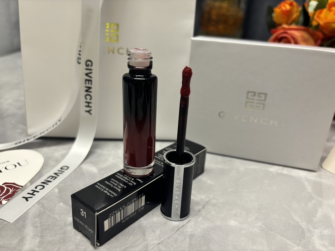 发 205💰/礼盒装    ⭕️ ꫛꫀꪝ ❥&mdash;&mdash;❤ 上新➡️【GIVENCHY纪梵希新品云绒小羊皮高定禁忌丝绒哑光唇霜唇釉#N31禁忌绒情】
🎁配专柜全套包装🛍 
💢货品实拍🎬 我们家唇釉 口红膏体💄一直都是放大几倍拍摄   绝对不是那种底版货品  送人不丢面 亲们放心购
⚠️⚠️ 免费赠送贺卡 款式随机 可代写内容 限30字内㊗️
〽️纪梵希云绒小羊皮新品唇霜质感真的好好好! 哑光而且完全无粉感！这色大家都可以去冲！巨百搭，素颜也很提气色

🌟纪梵希云绒小羊皮#N31禁忌绒情 浓郁精致 明媚吸睛 展露复古本色 巨显白的～不挑肤色～高级的丝绒妆感超级滋润不拔干 薄涂时髦高级 厚涂冷艳气场全开 很适合各种重要场合 

❤ 男票们 闺蜜们 送礼 首选款 包装精致 好看  高大尚！！！
数量有限～要是喜欢～一定要下手快^ _ ^ ️🥰